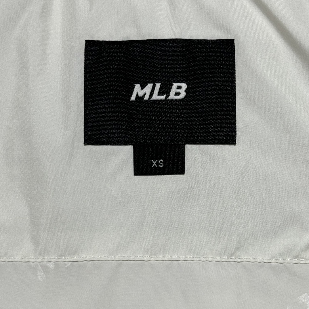 图片[9]-福利特价🔥 S版 MLB 纽约洋基队 冬季新款羽绒服 韩国出口同批次订单 高端零售 平台专供品质 真正原版开发 品质保证 100%放心出街 尺码：XS S M L XL XXL 内里：采用了800蓬的鹅绒填充，回弹性好，两层内衬不跑绒不透绒，提供了很高的保暖效果 面料：采用日本东丽面料，具备抗污，抗皱，防水和防风的特性，非常耐磨，透气性和舒适性出色 刺绣：直线挺直，曲线圆顺，针迹绵密整齐，边缘无参差现象，绣面平服，丝缕不歪斜，针距一致，不露底，不重叠，绣面光洁，无墨迹等污渍，采用先进的进口绣花机器确保绣花质量 原版定制三标辅料，和正品一致-选品中心