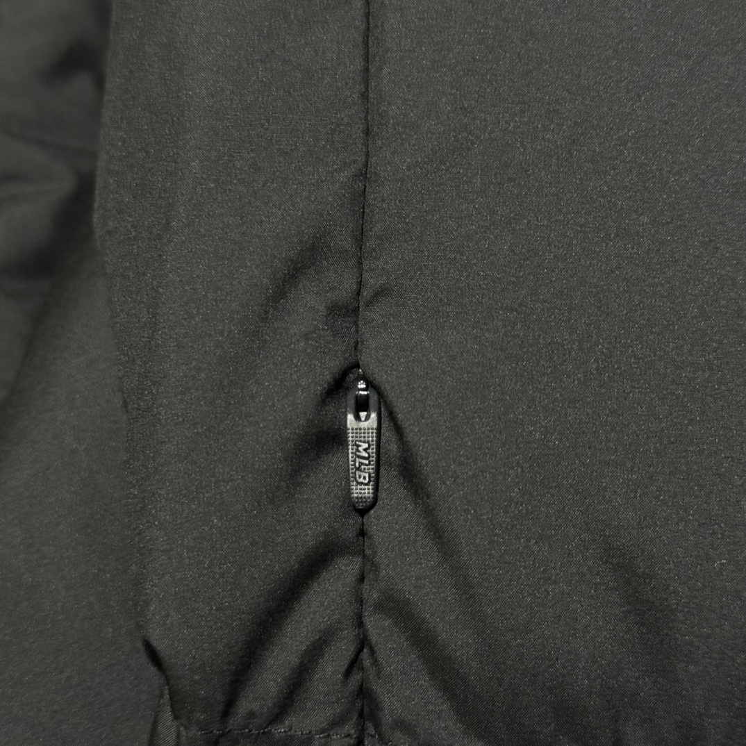 图片[7]-福利特价🔥 S版 MLB 纽约洋基队 冬季新款羽绒服 韩国出口同批次订单 高端零售 平台专供品质 真正原版开发 品质保证 100%放心出街 尺码：XS S M 内里：采用了800蓬的鹅绒填充，回弹性好，两层内衬不跑绒不透绒，提供了很高的保暖效果 面料：采用日本东丽面料，具备抗污，抗皱，防水和防风的特性，非常耐磨，透气性和舒适性出色 刺绣：直线挺直，曲线圆顺，针迹绵密整齐，边缘无参差现象，绣面平服，丝缕不歪斜，针距一致，不露底，不重叠，绣面光洁，无墨迹等污渍，采用先进的进口绣花机器确保绣花质量 原版定制三标辅料，和正品一致-选品中心