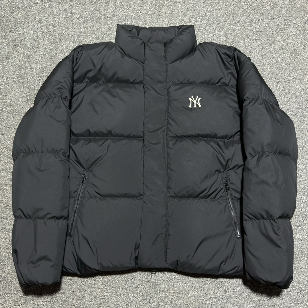 福利特价🔥 S版 MLB 纽约洋基队 冬季新款羽绒服 韩国出口同批次订单 高端零售 平台专供品质 真正原版开发 品质保证 100%放心出街 尺码：XS S M 内里：采用了800蓬的鹅绒填充，回弹性好，两层内衬不跑绒不透绒，提供了很高的保暖效果 面料：采用日本东丽面料，具备抗污，抗皱，防水和防风的特性，非常耐磨，透气性和舒适性出色 刺绣：直线挺直，曲线圆顺，针迹绵密整齐，边缘无参差现象，绣面平服，丝缕不歪斜，针距一致，不露底，不重叠，绣面光洁，无墨迹等污渍，采用先进的进口绣花机器确保绣花质量 原版定制三标辅料，和正品一致-选品中心