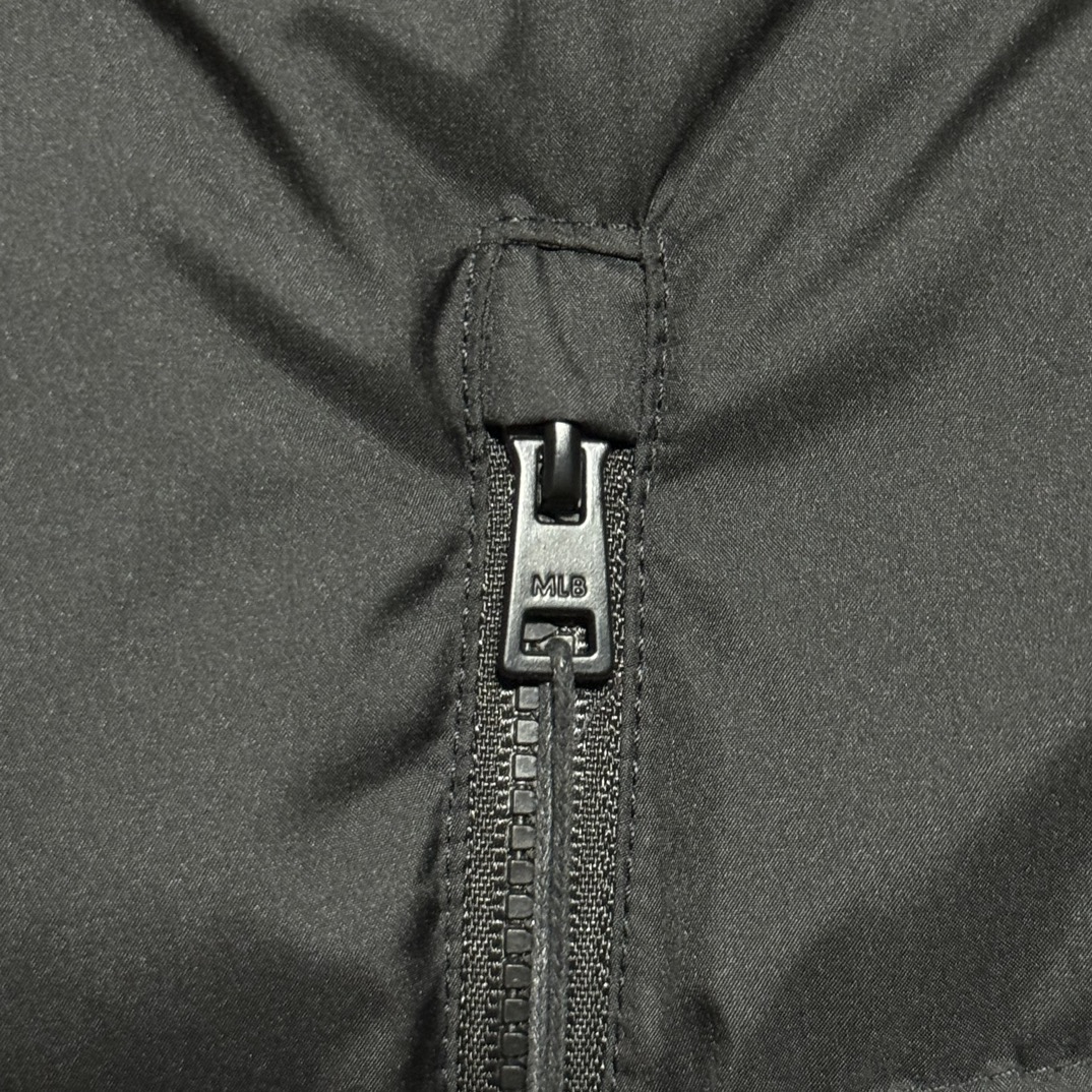 图片[6]-福利特价🔥 S版 MLB 纽约洋基队 冬季新款羽绒服 韩国出口同批次订单 高端零售 平台专供品质 真正原版开发 品质保证 100%放心出街 尺码：XS S M 内里：采用了800蓬的鹅绒填充，回弹性好，两层内衬不跑绒不透绒，提供了很高的保暖效果 面料：采用日本东丽面料，具备抗污，抗皱，防水和防风的特性，非常耐磨，透气性和舒适性出色 刺绣：直线挺直，曲线圆顺，针迹绵密整齐，边缘无参差现象，绣面平服，丝缕不歪斜，针距一致，不露底，不重叠，绣面光洁，无墨迹等污渍，采用先进的进口绣花机器确保绣花质量 原版定制三标辅料，和正品一致-选品中心