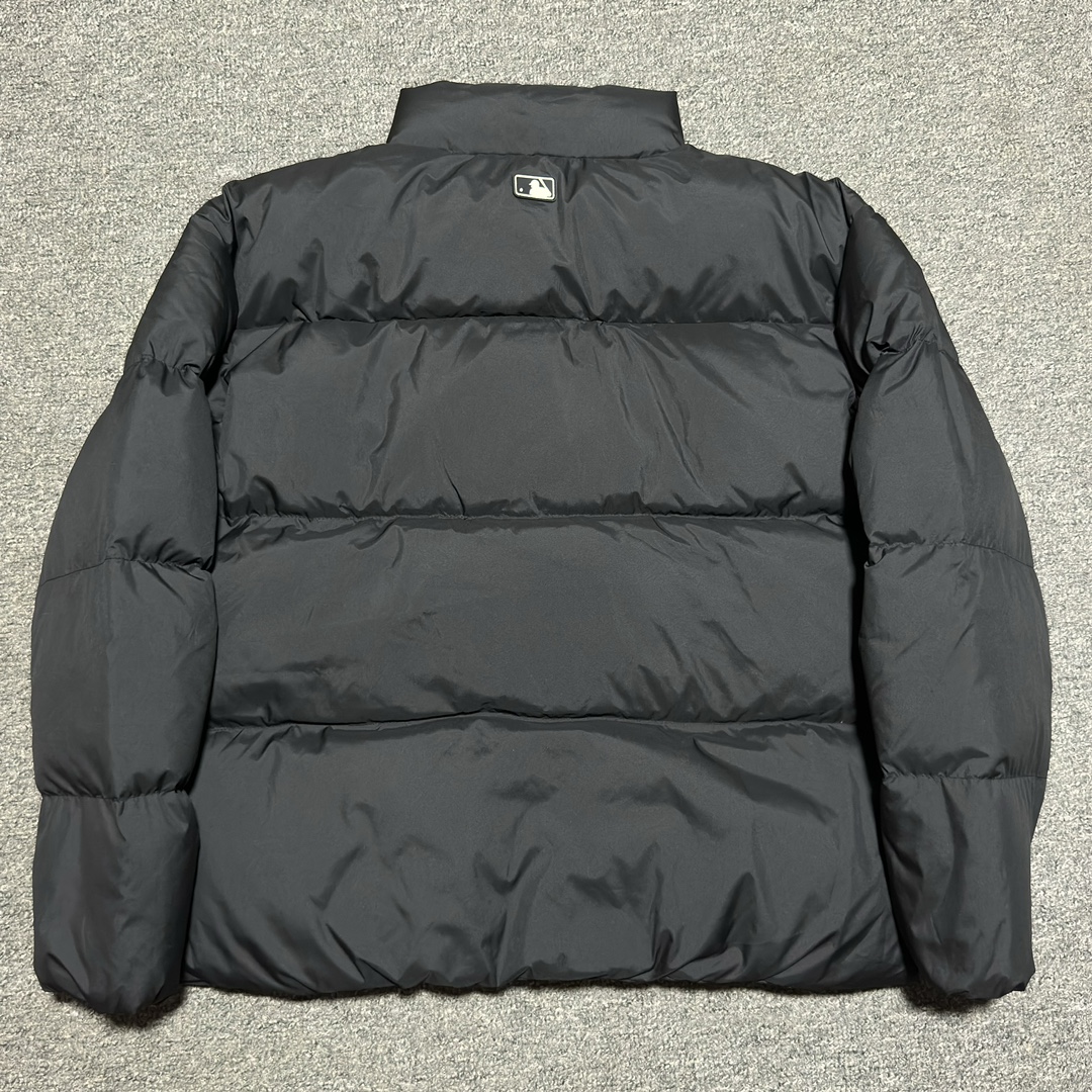 图片[3]-福利特价🔥 S版 MLB 纽约洋基队 冬季新款羽绒服 韩国出口同批次订单 高端零售 平台专供品质 真正原版开发 品质保证 100%放心出街 尺码：XS S M 内里：采用了800蓬的鹅绒填充，回弹性好，两层内衬不跑绒不透绒，提供了很高的保暖效果 面料：采用日本东丽面料，具备抗污，抗皱，防水和防风的特性，非常耐磨，透气性和舒适性出色 刺绣：直线挺直，曲线圆顺，针迹绵密整齐，边缘无参差现象，绣面平服，丝缕不歪斜，针距一致，不露底，不重叠，绣面光洁，无墨迹等污渍，采用先进的进口绣花机器确保绣花质量 原版定制三标辅料，和正品一致-选品中心