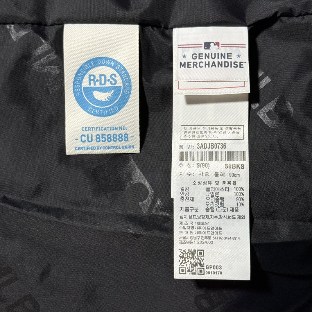 图片[9]-福利特价🔥 S版 MLB 纽约洋基队 冬季新款羽绒服 韩国出口同批次订单 高端零售 平台专供品质 真正原版开发 品质保证 100%放心出街 尺码：XS S M 内里：采用了800蓬的鹅绒填充，回弹性好，两层内衬不跑绒不透绒，提供了很高的保暖效果 面料：采用日本东丽面料，具备抗污，抗皱，防水和防风的特性，非常耐磨，透气性和舒适性出色 刺绣：直线挺直，曲线圆顺，针迹绵密整齐，边缘无参差现象，绣面平服，丝缕不歪斜，针距一致，不露底，不重叠，绣面光洁，无墨迹等污渍，采用先进的进口绣花机器确保绣花质量 原版定制三标辅料，和正品一致-选品中心