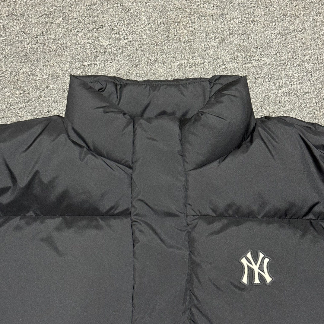 图片[2]-福利特价🔥 S版 MLB 纽约洋基队 冬季新款羽绒服 韩国出口同批次订单 高端零售 平台专供品质 真正原版开发 品质保证 100%放心出街 尺码：XS S M 内里：采用了800蓬的鹅绒填充，回弹性好，两层内衬不跑绒不透绒，提供了很高的保暖效果 面料：采用日本东丽面料，具备抗污，抗皱，防水和防风的特性，非常耐磨，透气性和舒适性出色 刺绣：直线挺直，曲线圆顺，针迹绵密整齐，边缘无参差现象，绣面平服，丝缕不歪斜，针距一致，不露底，不重叠，绣面光洁，无墨迹等污渍，采用先进的进口绣花机器确保绣花质量 原版定制三标辅料，和正品一致-选品中心