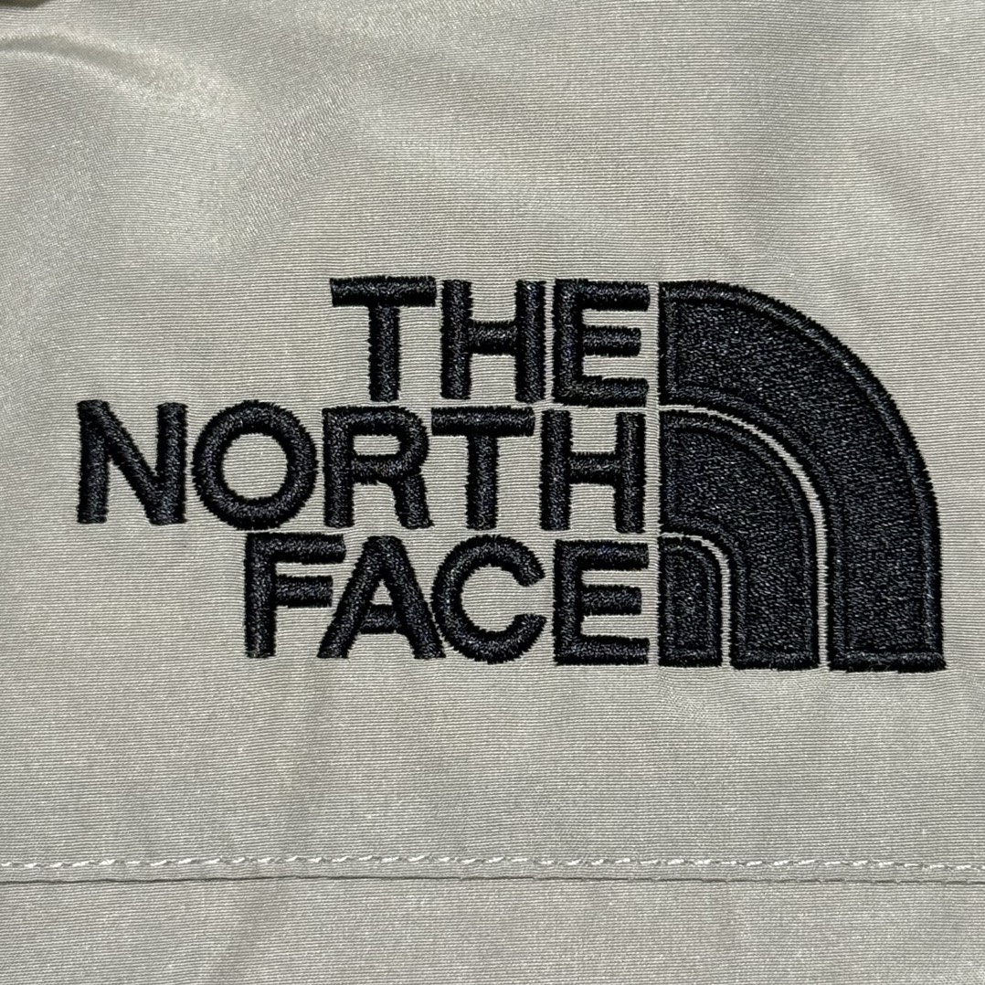 图片[4]-福利特价🔥 S版 TNF 北面 户外登山 工装款羽绒服 巅峰之作 韩国出口同批次订单 高端零售 平台专供品质 高端于任何一款北面羽绒服 工艺十分复杂 并非单纯一件羽绒服那么简单 内里填充80绒 采用经联盟RDS认证的高品质鹅绒填充 轻便不厚重且压缩后的蓬松度恢复性好（ R·D·S不含任何不必要的动物伤害生产工序，从550蓬到950蓬不等，压缩性和温度重量也是衡量高品质，高填充度鹅线要指标）进口百灵达万针刺绣LOGO 字体饱满清晰 面料采用原厂高密度户外防水材质，防风耐磨防撕裂面料 里布均为380T最高标准，绝不跑绒，透气性极佳 原版辅料五金全部原厂定做100%还原复刻品质！多功能口袋 储物空间很足 内里两侧印领口加绒紧贴头颈舒适保暖 辅料五金全部原厂定做 100%还原复刻品质，YKK吉田ISO9000品质顶级ZP拉链 宽松版型，上身休闲舒适，为冬季户外提供保暖呵护，保暖性出色，穿着轻便不厚重。防潮不易变形 ，容易清洁打理等特点，工艺成本极高 尺码：XS S M L XL XXL-选品中心