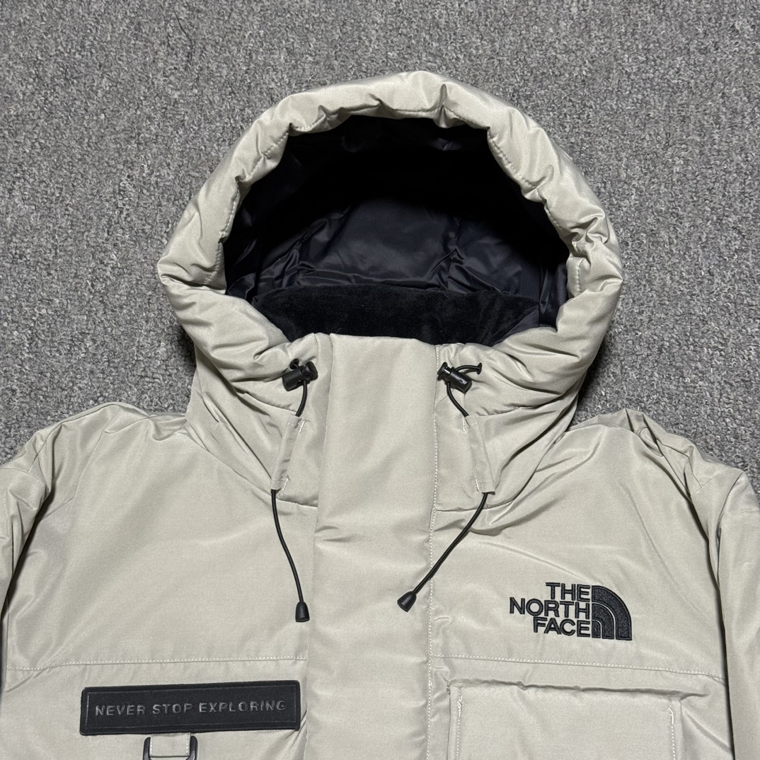 图片[2]-福利特价🔥 S版 TNF 北面 户外登山 工装款羽绒服 巅峰之作 韩国出口同批次订单 高端零售 平台专供品质 高端于任何一款北面羽绒服 工艺十分复杂 并非单纯一件羽绒服那么简单 内里填充80绒 采用经联盟RDS认证的高品质鹅绒填充 轻便不厚重且压缩后的蓬松度恢复性好（ R·D·S不含任何不必要的动物伤害生产工序，从550蓬到950蓬不等，压缩性和温度重量也是衡量高品质，高填充度鹅线要指标）进口百灵达万针刺绣LOGO 字体饱满清晰 面料采用原厂高密度户外防水材质，防风耐磨防撕裂面料 里布均为380T最高标准，绝不跑绒，透气性极佳 原版辅料五金全部原厂定做100%还原复刻品质！多功能口袋 储物空间很足 内里两侧印领口加绒紧贴头颈舒适保暖 辅料五金全部原厂定做 100%还原复刻品质，YKK吉田ISO9000品质顶级ZP拉链 宽松版型，上身休闲舒适，为冬季户外提供保暖呵护，保暖性出色，穿着轻便不厚重。防潮不易变形 ，容易清洁打理等特点，工艺成本极高 尺码：XS S M L XL XXL-选品中心