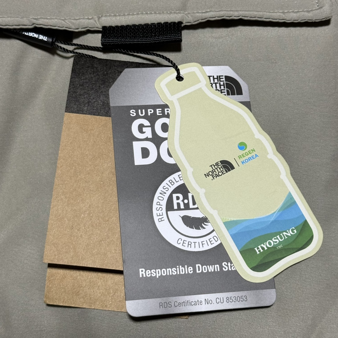 图片[9]-福利特价🔥 S版 TNF 北面 户外登山 工装款羽绒服 巅峰之作 韩国出口同批次订单 高端零售 平台专供品质 高端于任何一款北面羽绒服 工艺十分复杂 并非单纯一件羽绒服那么简单 内里填充80绒 采用经联盟RDS认证的高品质鹅绒填充 轻便不厚重且压缩后的蓬松度恢复性好（ R·D·S不含任何不必要的动物伤害生产工序，从550蓬到950蓬不等，压缩性和温度重量也是衡量高品质，高填充度鹅线要指标）进口百灵达万针刺绣LOGO 字体饱满清晰 面料采用原厂高密度户外防水材质，防风耐磨防撕裂面料 里布均为380T最高标准，绝不跑绒，透气性极佳 原版辅料五金全部原厂定做100%还原复刻品质！多功能口袋 储物空间很足 内里两侧印领口加绒紧贴头颈舒适保暖 辅料五金全部原厂定做 100%还原复刻品质，YKK吉田ISO9000品质顶级ZP拉链 宽松版型，上身休闲舒适，为冬季户外提供保暖呵护，保暖性出色，穿着轻便不厚重。防潮不易变形 ，容易清洁打理等特点，工艺成本极高 尺码：XS S M L XL XXL-选品中心