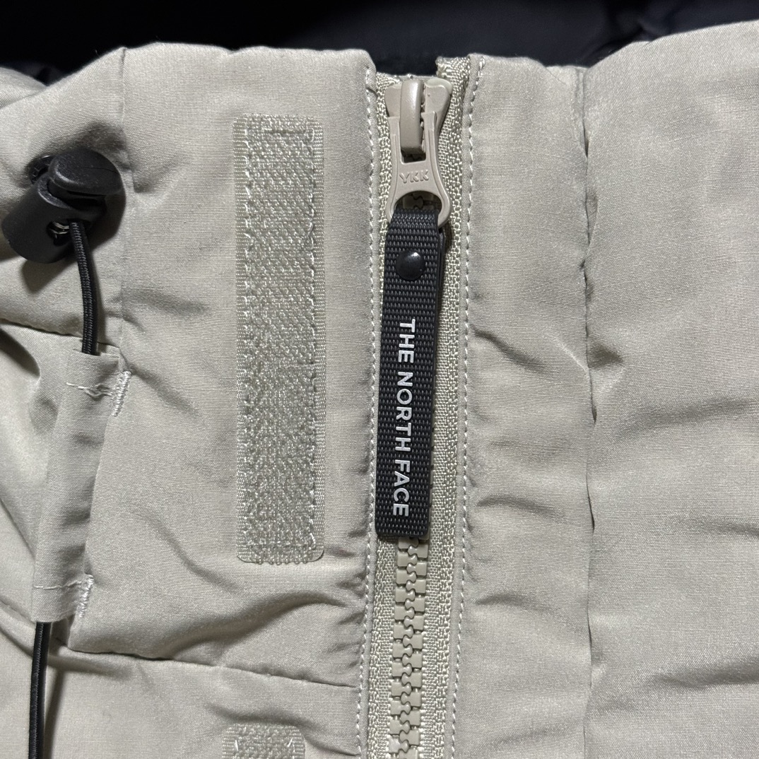 图片[7]-福利特价🔥 S版 TNF 北面 户外登山 工装款羽绒服 巅峰之作 韩国出口同批次订单 高端零售 平台专供品质 高端于任何一款北面羽绒服 工艺十分复杂 并非单纯一件羽绒服那么简单 内里填充80绒 采用经联盟RDS认证的高品质鹅绒填充 轻便不厚重且压缩后的蓬松度恢复性好（ R·D·S不含任何不必要的动物伤害生产工序，从550蓬到950蓬不等，压缩性和温度重量也是衡量高品质，高填充度鹅线要指标）进口百灵达万针刺绣LOGO 字体饱满清晰 面料采用原厂高密度户外防水材质，防风耐磨防撕裂面料 里布均为380T最高标准，绝不跑绒，透气性极佳 原版辅料五金全部原厂定做100%还原复刻品质！多功能口袋 储物空间很足 内里两侧印领口加绒紧贴头颈舒适保暖 辅料五金全部原厂定做 100%还原复刻品质，YKK吉田ISO9000品质顶级ZP拉链 宽松版型，上身休闲舒适，为冬季户外提供保暖呵护，保暖性出色，穿着轻便不厚重。防潮不易变形 ，容易清洁打理等特点，工艺成本极高 尺码：XS S M L XL XXL-选品中心
