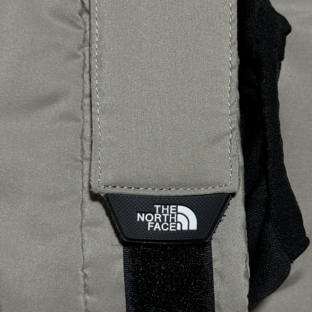 图片[6]-福利特价🔥 S版 TNF 北面 户外登山 工装款羽绒服 巅峰之作 韩国出口同批次订单 高端零售 平台专供品质 高端于任何一款北面羽绒服 工艺十分复杂 并非单纯一件羽绒服那么简单 内里填充80绒 采用经联盟RDS认证的高品质鹅绒填充 轻便不厚重且压缩后的蓬松度恢复性好（ R·D·S不含任何不必要的动物伤害生产工序，从550蓬到950蓬不等，压缩性和温度重量也是衡量高品质，高填充度鹅线要指标）进口百灵达万针刺绣LOGO 字体饱满清晰 面料采用原厂高密度户外防水材质，防风耐磨防撕裂面料 里布均为380T最高标准，绝不跑绒，透气性极佳 原版辅料五金全部原厂定做100%还原复刻品质！多功能口袋 储物空间很足 内里两侧印领口加绒紧贴头颈舒适保暖 辅料五金全部原厂定做 100%还原复刻品质，YKK吉田ISO9000品质顶级ZP拉链 宽松版型，上身休闲舒适，为冬季户外提供保暖呵护，保暖性出色，穿着轻便不厚重。防潮不易变形 ，容易清洁打理等特点，工艺成本极高 尺码：XS S M L XL XXL-选品中心