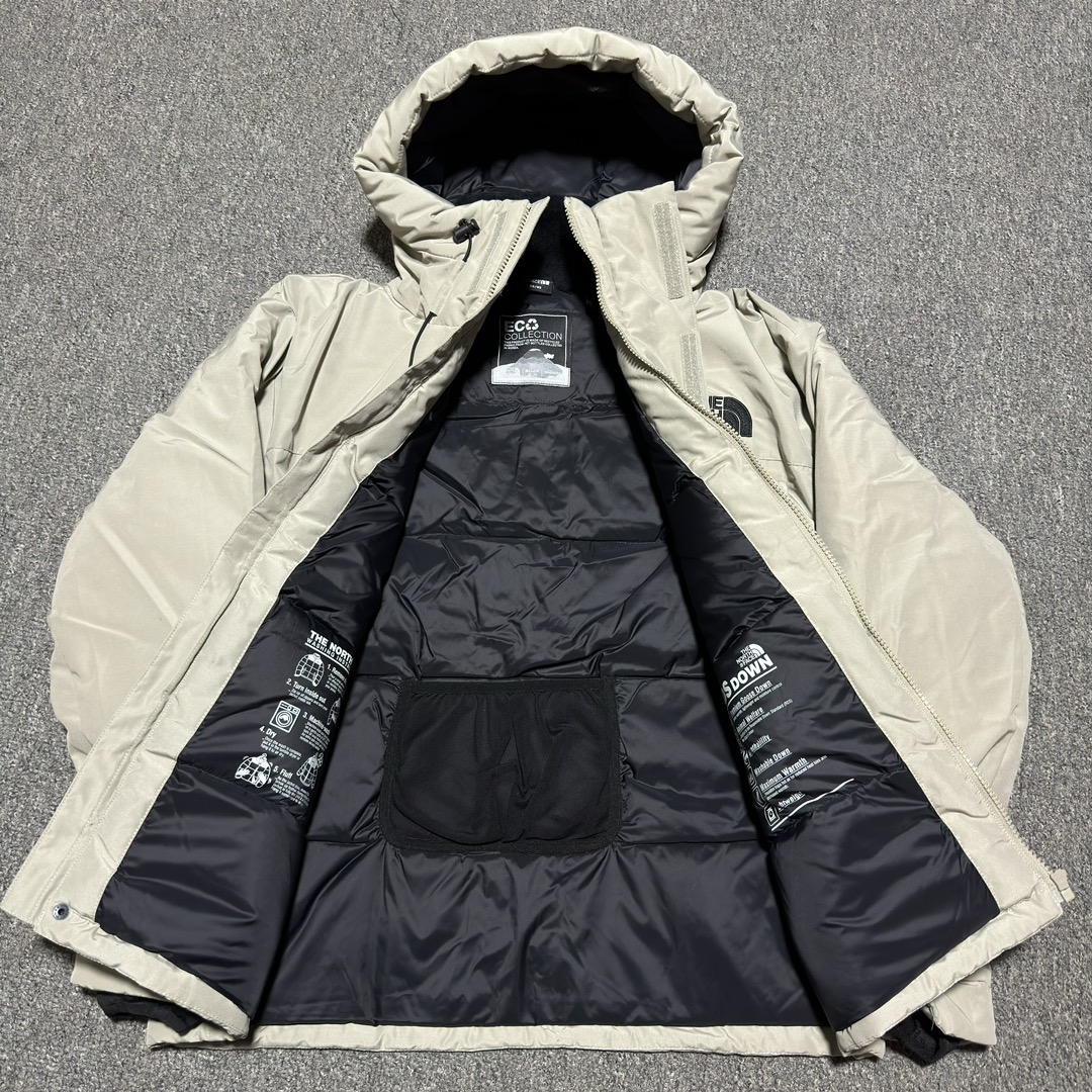 图片[8]-福利特价🔥 S版 TNF 北面 户外登山 工装款羽绒服 巅峰之作 韩国出口同批次订单 高端零售 平台专供品质 高端于任何一款北面羽绒服 工艺十分复杂 并非单纯一件羽绒服那么简单 内里填充80绒 采用经联盟RDS认证的高品质鹅绒填充 轻便不厚重且压缩后的蓬松度恢复性好（ R·D·S不含任何不必要的动物伤害生产工序，从550蓬到950蓬不等，压缩性和温度重量也是衡量高品质，高填充度鹅线要指标）进口百灵达万针刺绣LOGO 字体饱满清晰 面料采用原厂高密度户外防水材质，防风耐磨防撕裂面料 里布均为380T最高标准，绝不跑绒，透气性极佳 原版辅料五金全部原厂定做100%还原复刻品质！多功能口袋 储物空间很足 内里两侧印领口加绒紧贴头颈舒适保暖 辅料五金全部原厂定做 100%还原复刻品质，YKK吉田ISO9000品质顶级ZP拉链 宽松版型，上身休闲舒适，为冬季户外提供保暖呵护，保暖性出色，穿着轻便不厚重。防潮不易变形 ，容易清洁打理等特点，工艺成本极高 尺码：XS S M L XL XXL-选品中心