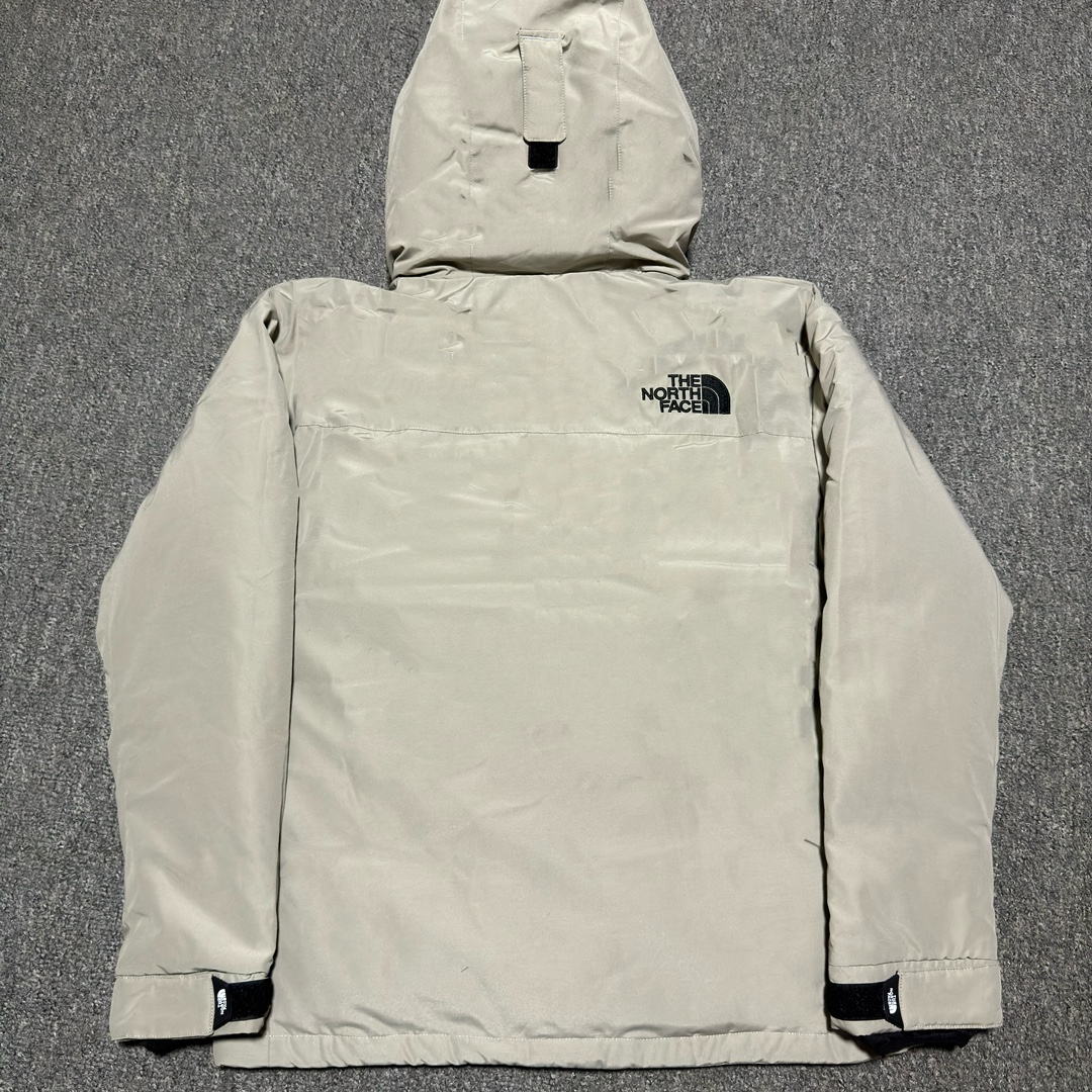 图片[3]-福利特价🔥 S版 TNF 北面 户外登山 工装款羽绒服 巅峰之作 韩国出口同批次订单 高端零售 平台专供品质 高端于任何一款北面羽绒服 工艺十分复杂 并非单纯一件羽绒服那么简单 内里填充80绒 采用经联盟RDS认证的高品质鹅绒填充 轻便不厚重且压缩后的蓬松度恢复性好（ R·D·S不含任何不必要的动物伤害生产工序，从550蓬到950蓬不等，压缩性和温度重量也是衡量高品质，高填充度鹅线要指标）进口百灵达万针刺绣LOGO 字体饱满清晰 面料采用原厂高密度户外防水材质，防风耐磨防撕裂面料 里布均为380T最高标准，绝不跑绒，透气性极佳 原版辅料五金全部原厂定做100%还原复刻品质！多功能口袋 储物空间很足 内里两侧印领口加绒紧贴头颈舒适保暖 辅料五金全部原厂定做 100%还原复刻品质，YKK吉田ISO9000品质顶级ZP拉链 宽松版型，上身休闲舒适，为冬季户外提供保暖呵护，保暖性出色，穿着轻便不厚重。防潮不易变形 ，容易清洁打理等特点，工艺成本极高 尺码：XS S M L XL XXL-选品中心