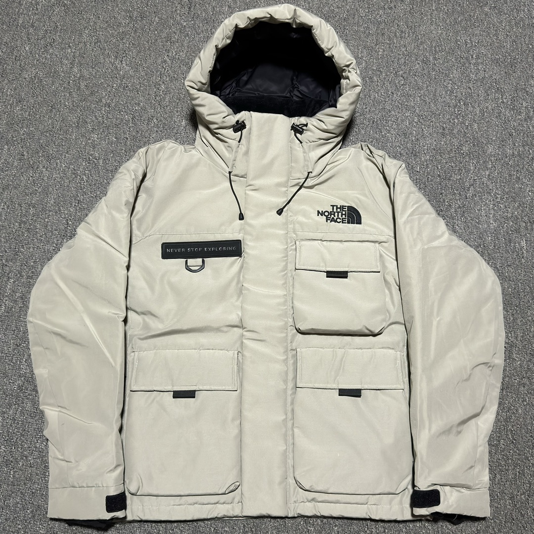 福利特价🔥 S版 TNF 北面 户外登山 工装款羽绒服 巅峰之作 韩国出口同批次订单 高端零售 平台专供品质 高端于任何一款北面羽绒服 工艺十分复杂 并非单纯一件羽绒服那么简单 内里填充80绒 采用经联盟RDS认证的高品质鹅绒填充 轻便不厚重且压缩后的蓬松度恢复性好（ R·D·S不含任何不必要的动物伤害生产工序，从550蓬到950蓬不等，压缩性和温度重量也是衡量高品质，高填充度鹅线要指标）进口百灵达万针刺绣LOGO 字体饱满清晰 面料采用原厂高密度户外防水材质，防风耐磨防撕裂面料 里布均为380T最高标准，绝不跑绒，透气性极佳 原版辅料五金全部原厂定做100%还原复刻品质！多功能口袋 储物空间很足 内里两侧印领口加绒紧贴头颈舒适保暖 辅料五金全部原厂定做 100%还原复刻品质，YKK吉田ISO9000品质顶级ZP拉链 宽松版型，上身休闲舒适，为冬季户外提供保暖呵护，保暖性出色，穿着轻便不厚重。防潮不易变形 ，容易清洁打理等特点，工艺成本极高 尺码：XS S M L XL XXL-选品中心