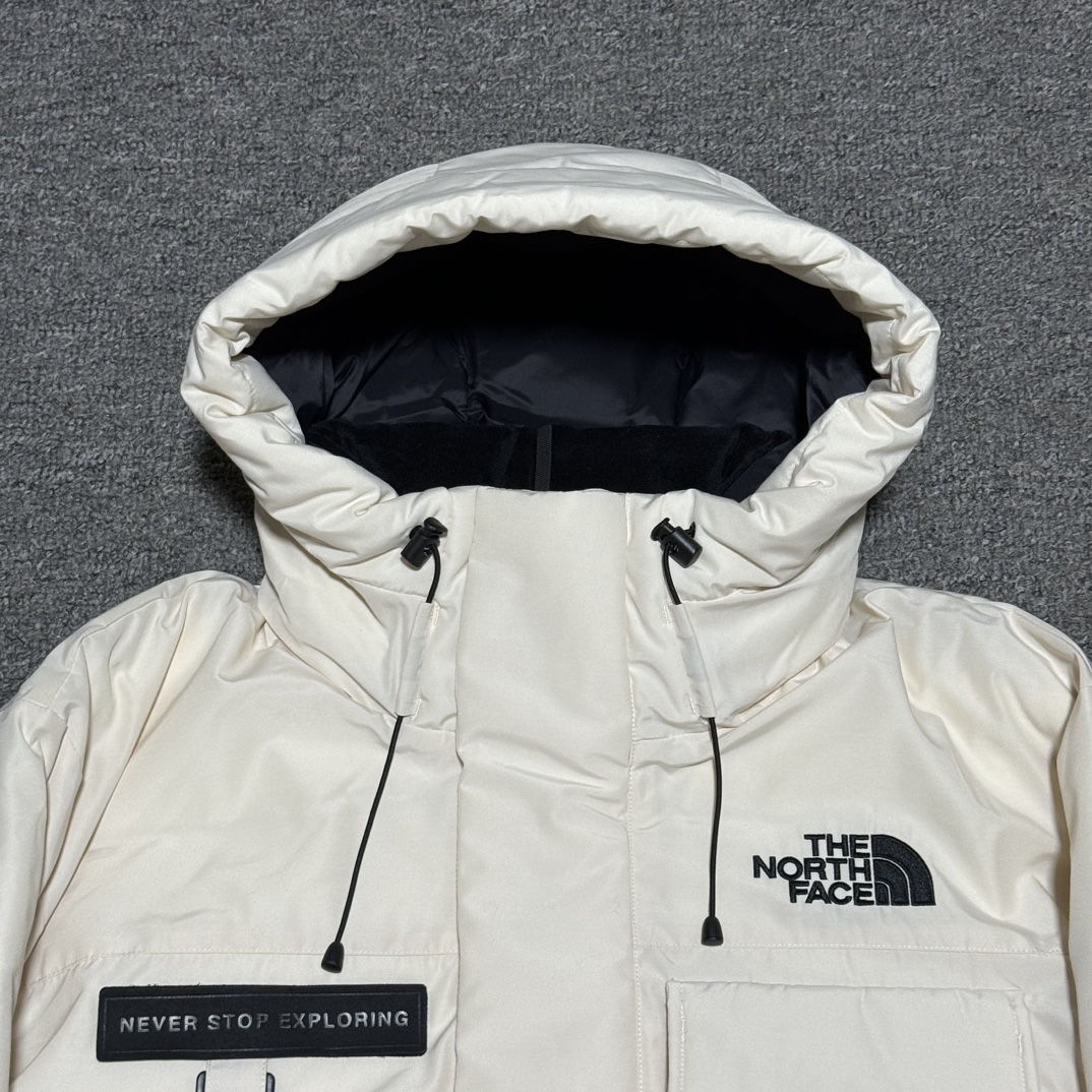 图片[2]-福利特价🔥 S版 TNF 北面 户外登山 工装款羽绒服 巅峰之作 韩国出口同批次订单 高端零售 平台专供品质 高端于任何一款北面羽绒服 工艺十分复杂 并非单纯一件羽绒服那么简单 内里填充80绒 采用经联盟RDS认证的高品质鹅绒填充 轻便不厚重且压缩后的蓬松度恢复性好（ R·D·S不含任何不必要的动物伤害生产工序，从550蓬到950蓬不等，压缩性和温度重量也是衡量高品质，高填充度鹅线要指标）进口百灵达万针刺绣LOGO 字体饱满清晰 面料采用原厂高密度户外防水材质，防风耐磨防撕裂面料 里布均为380T最高标准，绝不跑绒，透气性极佳 原版辅料五金全部原厂定做100%还原复刻品质！多功能口袋 储物空间很足 内里两侧印领口加绒紧贴头颈舒适保暖 辅料五金全部原厂定做 100%还原复刻品质，YKK吉田ISO9000品质顶级ZP拉链 宽松版型，上身休闲舒适，为冬季户外提供保暖呵护，保暖性出色，穿着轻便不厚重。防潮不易变形 ，容易清洁打理等特点，工艺成本极高 尺码：XS S M L XL XXL-选品中心