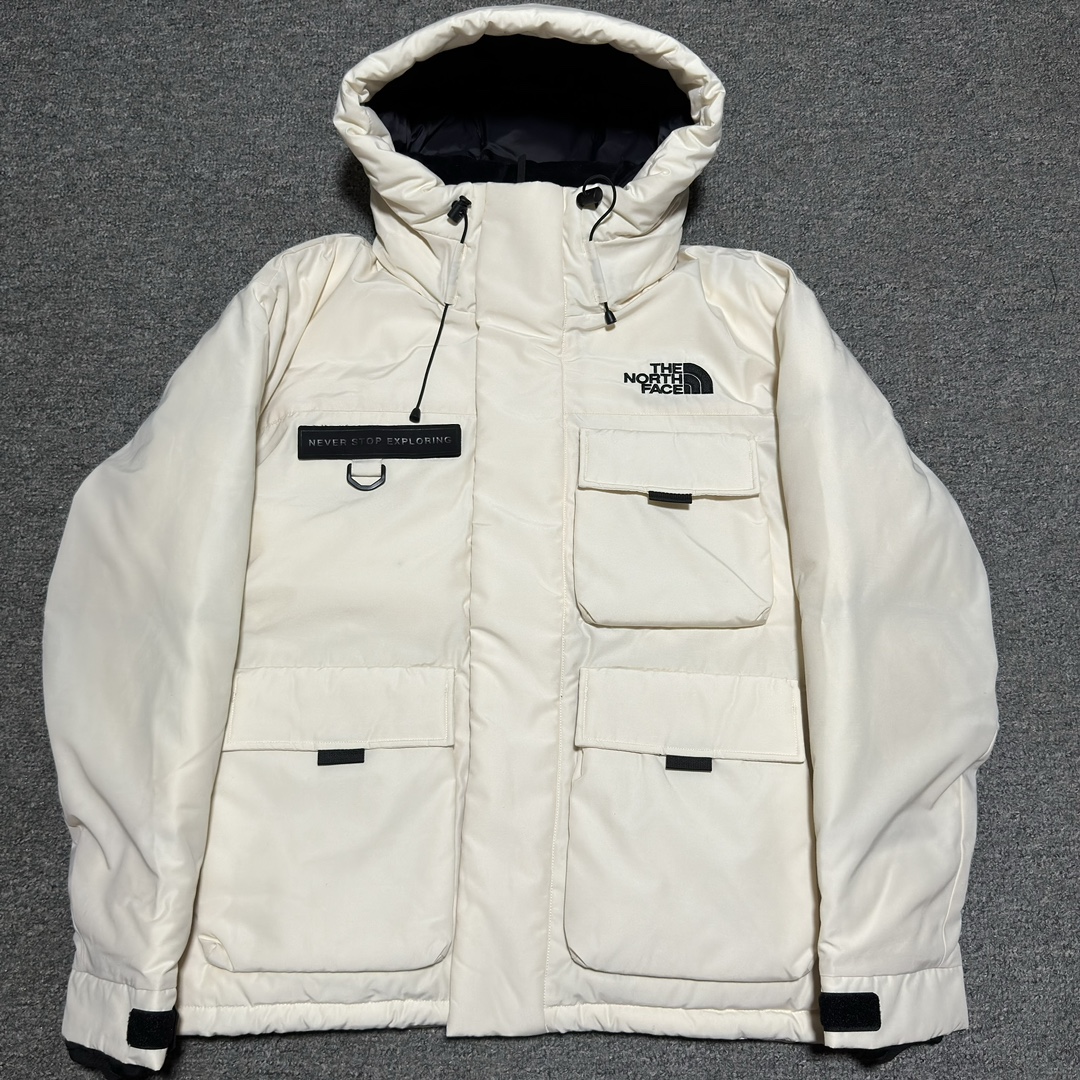 福利特价🔥 S版 TNF 北面 户外登山 工装款羽绒服 巅峰之作 韩国出口同批次订单 高端零售 平台专供品质 高端于任何一款北面羽绒服 工艺十分复杂 并非单纯一件羽绒服那么简单 内里填充80绒 采用经联盟RDS认证的高品质鹅绒填充 轻便不厚重且压缩后的蓬松度恢复性好（ R·D·S不含任何不必要的动物伤害生产工序，从550蓬到950蓬不等，压缩性和温度重量也是衡量高品质，高填充度鹅线要指标）进口百灵达万针刺绣LOGO 字体饱满清晰 面料采用原厂高密度户外防水材质，防风耐磨防撕裂面料 里布均为380T最高标准，绝不跑绒，透气性极佳 原版辅料五金全部原厂定做100%还原复刻品质！多功能口袋 储物空间很足 内里两侧印领口加绒紧贴头颈舒适保暖 辅料五金全部原厂定做 100%还原复刻品质，YKK吉田ISO9000品质顶级ZP拉链 宽松版型，上身休闲舒适，为冬季户外提供保暖呵护，保暖性出色，穿着轻便不厚重。防潮不易变形 ，容易清洁打理等特点，工艺成本极高 尺码：XS S M L XL XXL-选品中心