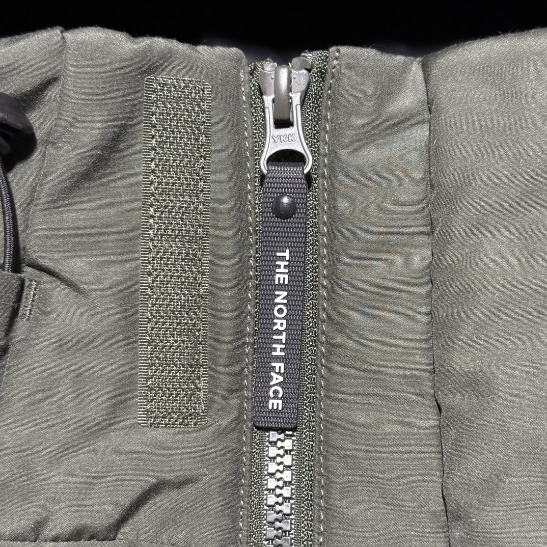 图片[8]-福利特价🔥 S版 TNF 北面 户外登山 工装款羽绒服 巅峰之作 韩国出口同批次订单 高端零售 平台专供品质 高端于任何一款北面羽绒服 工艺十分复杂 并非单纯一件羽绒服那么简单 内里填充80绒 采用经联盟RDS认证的高品质鹅绒填充 轻便不厚重且压缩后的蓬松度恢复性好（ R·D·S不含任何不必要的动物伤害生产工序，从550蓬到950蓬不等，压缩性和温度重量也是衡量高品质，高填充度鹅线要指标）进口百灵达万针刺绣LOGO 字体饱满清晰 面料采用原厂高密度户外防水材质，防风耐磨防撕裂面料 里布均为380T最高标准，绝不跑绒，透气性极佳 原版辅料五金全部原厂定做100%还原复刻品质！多功能口袋 储物空间很足 内里两侧印领口加绒紧贴头颈舒适保暖 辅料五金全部原厂定做 100%还原复刻品质，YKK吉田ISO9000品质顶级ZP拉链 宽松版型，上身休闲舒适，为冬季户外提供保暖呵护，保暖性出色，穿着轻便不厚重。防潮不易变形 ，容易清洁打理等特点，工艺成本极高 尺码：XS S M L XL XXL-选品中心