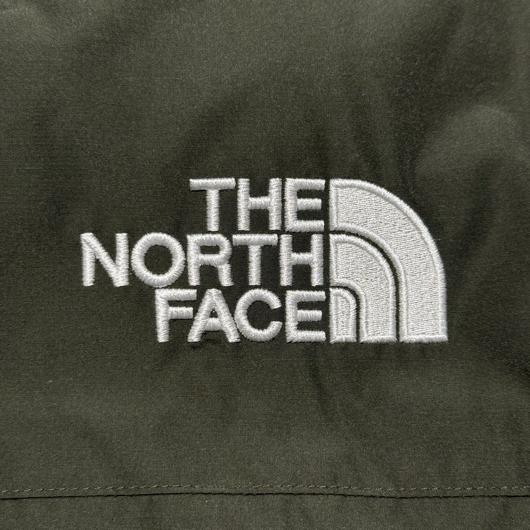 图片[4]-福利特价🔥 S版 TNF 北面 户外登山 工装款羽绒服 巅峰之作 韩国出口同批次订单 高端零售 平台专供品质 高端于任何一款北面羽绒服 工艺十分复杂 并非单纯一件羽绒服那么简单 内里填充80绒 采用经联盟RDS认证的高品质鹅绒填充 轻便不厚重且压缩后的蓬松度恢复性好（ R·D·S不含任何不必要的动物伤害生产工序，从550蓬到950蓬不等，压缩性和温度重量也是衡量高品质，高填充度鹅线要指标）进口百灵达万针刺绣LOGO 字体饱满清晰 面料采用原厂高密度户外防水材质，防风耐磨防撕裂面料 里布均为380T最高标准，绝不跑绒，透气性极佳 原版辅料五金全部原厂定做100%还原复刻品质！多功能口袋 储物空间很足 内里两侧印领口加绒紧贴头颈舒适保暖 辅料五金全部原厂定做 100%还原复刻品质，YKK吉田ISO9000品质顶级ZP拉链 宽松版型，上身休闲舒适，为冬季户外提供保暖呵护，保暖性出色，穿着轻便不厚重。防潮不易变形 ，容易清洁打理等特点，工艺成本极高 尺码：XS S M L XL XXL-选品中心