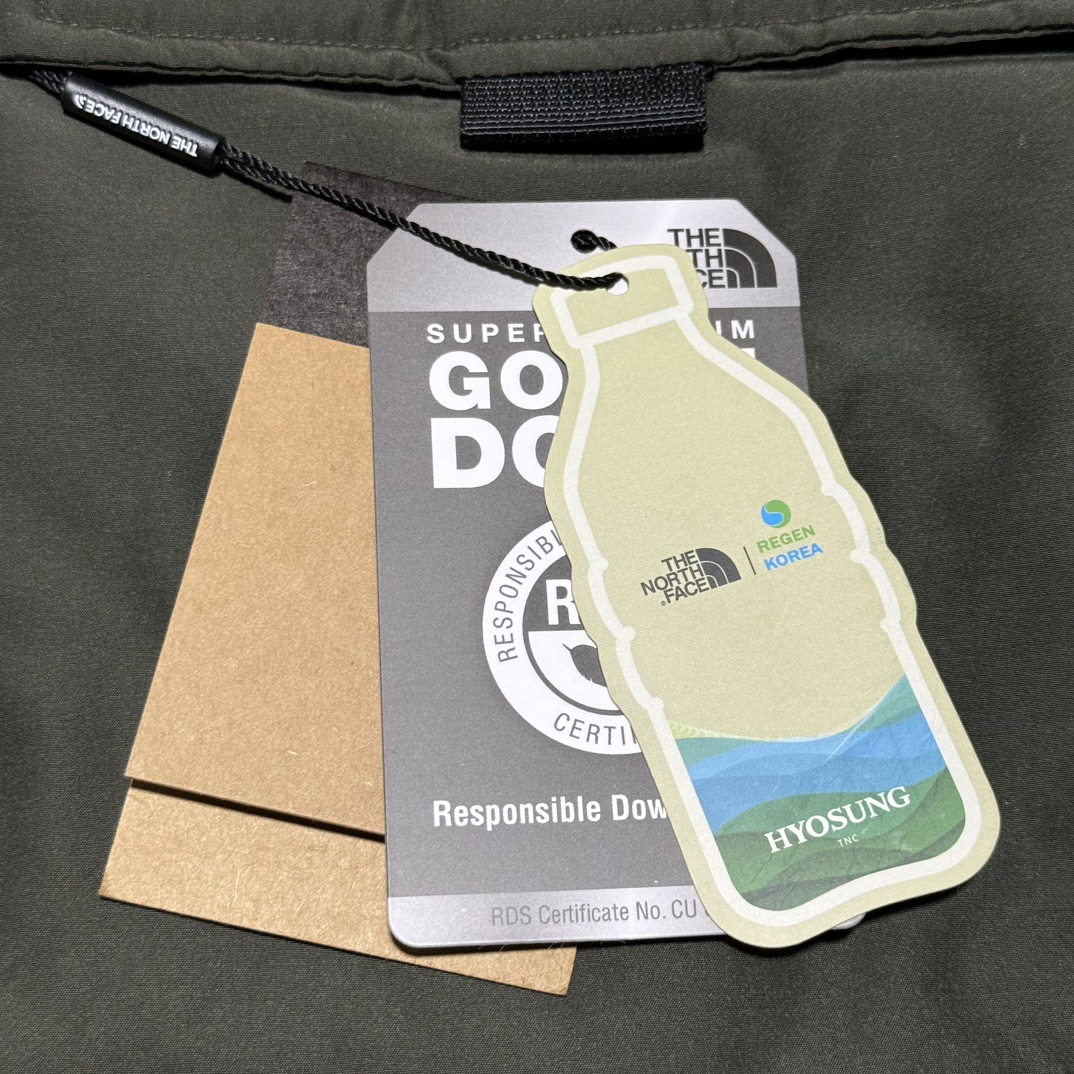 图片[7]-福利特价🔥 S版 TNF 北面 户外登山 工装款羽绒服 巅峰之作 韩国出口同批次订单 高端零售 平台专供品质 高端于任何一款北面羽绒服 工艺十分复杂 并非单纯一件羽绒服那么简单 内里填充80绒 采用经联盟RDS认证的高品质鹅绒填充 轻便不厚重且压缩后的蓬松度恢复性好（ R·D·S不含任何不必要的动物伤害生产工序，从550蓬到950蓬不等，压缩性和温度重量也是衡量高品质，高填充度鹅线要指标）进口百灵达万针刺绣LOGO 字体饱满清晰 面料采用原厂高密度户外防水材质，防风耐磨防撕裂面料 里布均为380T最高标准，绝不跑绒，透气性极佳 原版辅料五金全部原厂定做100%还原复刻品质！多功能口袋 储物空间很足 内里两侧印领口加绒紧贴头颈舒适保暖 辅料五金全部原厂定做 100%还原复刻品质，YKK吉田ISO9000品质顶级ZP拉链 宽松版型，上身休闲舒适，为冬季户外提供保暖呵护，保暖性出色，穿着轻便不厚重。防潮不易变形 ，容易清洁打理等特点，工艺成本极高 尺码：XS S M L XL XXL-选品中心