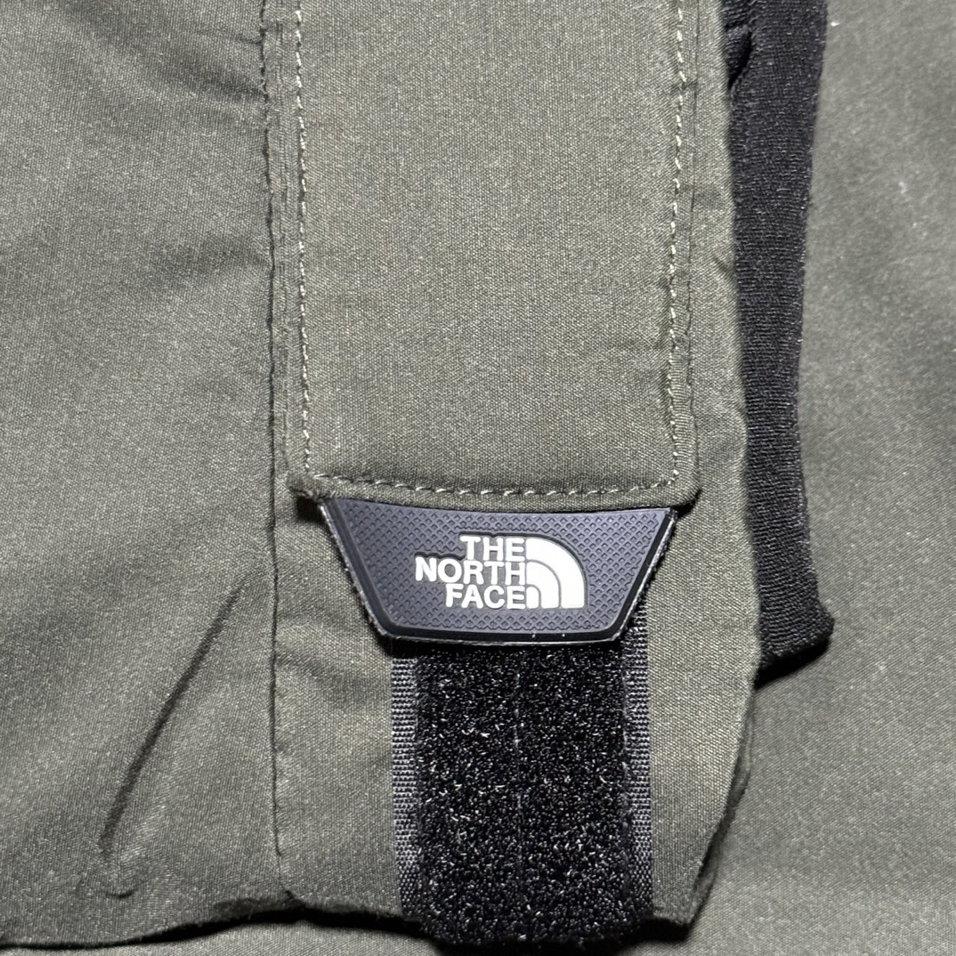 图片[9]-福利特价🔥 S版 TNF 北面 户外登山 工装款羽绒服 巅峰之作 韩国出口同批次订单 高端零售 平台专供品质 高端于任何一款北面羽绒服 工艺十分复杂 并非单纯一件羽绒服那么简单 内里填充80绒 采用经联盟RDS认证的高品质鹅绒填充 轻便不厚重且压缩后的蓬松度恢复性好（ R·D·S不含任何不必要的动物伤害生产工序，从550蓬到950蓬不等，压缩性和温度重量也是衡量高品质，高填充度鹅线要指标）进口百灵达万针刺绣LOGO 字体饱满清晰 面料采用原厂高密度户外防水材质，防风耐磨防撕裂面料 里布均为380T最高标准，绝不跑绒，透气性极佳 原版辅料五金全部原厂定做100%还原复刻品质！多功能口袋 储物空间很足 内里两侧印领口加绒紧贴头颈舒适保暖 辅料五金全部原厂定做 100%还原复刻品质，YKK吉田ISO9000品质顶级ZP拉链 宽松版型，上身休闲舒适，为冬季户外提供保暖呵护，保暖性出色，穿着轻便不厚重。防潮不易变形 ，容易清洁打理等特点，工艺成本极高 尺码：XS S M L XL XXL-选品中心