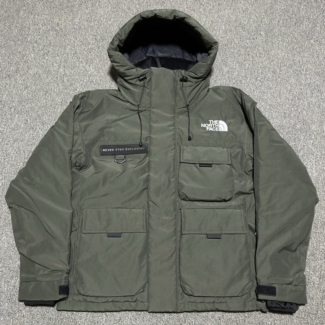 福利特价🔥 S版 TNF 北面 户外登山 工装款羽绒服 巅峰之作 韩国出口同批次订单 高端零售 平台专供品质 高端于任何一款北面羽绒服 工艺十分复杂 并非单纯一件羽绒服那么简单 内里填充80绒 采用经联盟RDS认证的高品质鹅绒填充 轻便不厚重且压缩后的蓬松度恢复性好（ R·D·S不含任何不必要的动物伤害生产工序，从550蓬到950蓬不等，压缩性和温度重量也是衡量高品质，高填充度鹅线要指标）进口百灵达万针刺绣LOGO 字体饱满清晰 面料采用原厂高密度户外防水材质，防风耐磨防撕裂面料 里布均为380T最高标准，绝不跑绒，透气性极佳 原版辅料五金全部原厂定做100%还原复刻品质！多功能口袋 储物空间很足 内里两侧印领口加绒紧贴头颈舒适保暖 辅料五金全部原厂定做 100%还原复刻品质，YKK吉田ISO9000品质顶级ZP拉链 宽松版型，上身休闲舒适，为冬季户外提供保暖呵护，保暖性出色，穿着轻便不厚重。防潮不易变形 ，容易清洁打理等特点，工艺成本极高 尺码：XS S M L XL XXL-选品中心