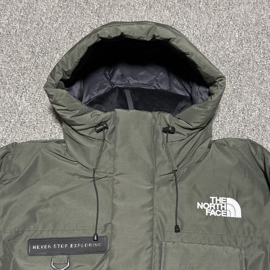 图片[2]-福利特价🔥 S版 TNF 北面 户外登山 工装款羽绒服 巅峰之作 韩国出口同批次订单 高端零售 平台专供品质 高端于任何一款北面羽绒服 工艺十分复杂 并非单纯一件羽绒服那么简单 内里填充80绒 采用经联盟RDS认证的高品质鹅绒填充 轻便不厚重且压缩后的蓬松度恢复性好（ R·D·S不含任何不必要的动物伤害生产工序，从550蓬到950蓬不等，压缩性和温度重量也是衡量高品质，高填充度鹅线要指标）进口百灵达万针刺绣LOGO 字体饱满清晰 面料采用原厂高密度户外防水材质，防风耐磨防撕裂面料 里布均为380T最高标准，绝不跑绒，透气性极佳 原版辅料五金全部原厂定做100%还原复刻品质！多功能口袋 储物空间很足 内里两侧印领口加绒紧贴头颈舒适保暖 辅料五金全部原厂定做 100%还原复刻品质，YKK吉田ISO9000品质顶级ZP拉链 宽松版型，上身休闲舒适，为冬季户外提供保暖呵护，保暖性出色，穿着轻便不厚重。防潮不易变形 ，容易清洁打理等特点，工艺成本极高 尺码：XS S M L XL XXL-选品中心