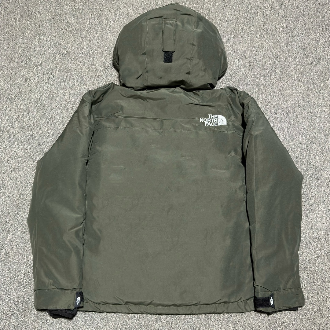 图片[3]-福利特价🔥 S版 TNF 北面 户外登山 工装款羽绒服 巅峰之作 韩国出口同批次订单 高端零售 平台专供品质 高端于任何一款北面羽绒服 工艺十分复杂 并非单纯一件羽绒服那么简单 内里填充80绒 采用经联盟RDS认证的高品质鹅绒填充 轻便不厚重且压缩后的蓬松度恢复性好（ R·D·S不含任何不必要的动物伤害生产工序，从550蓬到950蓬不等，压缩性和温度重量也是衡量高品质，高填充度鹅线要指标）进口百灵达万针刺绣LOGO 字体饱满清晰 面料采用原厂高密度户外防水材质，防风耐磨防撕裂面料 里布均为380T最高标准，绝不跑绒，透气性极佳 原版辅料五金全部原厂定做100%还原复刻品质！多功能口袋 储物空间很足 内里两侧印领口加绒紧贴头颈舒适保暖 辅料五金全部原厂定做 100%还原复刻品质，YKK吉田ISO9000品质顶级ZP拉链 宽松版型，上身休闲舒适，为冬季户外提供保暖呵护，保暖性出色，穿着轻便不厚重。防潮不易变形 ，容易清洁打理等特点，工艺成本极高 尺码：XS S M L XL XXL-选品中心