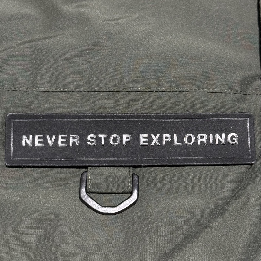 图片[6]-福利特价🔥 S版 TNF 北面 户外登山 工装款羽绒服 巅峰之作 韩国出口同批次订单 高端零售 平台专供品质 高端于任何一款北面羽绒服 工艺十分复杂 并非单纯一件羽绒服那么简单 内里填充80绒 采用经联盟RDS认证的高品质鹅绒填充 轻便不厚重且压缩后的蓬松度恢复性好（ R·D·S不含任何不必要的动物伤害生产工序，从550蓬到950蓬不等，压缩性和温度重量也是衡量高品质，高填充度鹅线要指标）进口百灵达万针刺绣LOGO 字体饱满清晰 面料采用原厂高密度户外防水材质，防风耐磨防撕裂面料 里布均为380T最高标准，绝不跑绒，透气性极佳 原版辅料五金全部原厂定做100%还原复刻品质！多功能口袋 储物空间很足 内里两侧印领口加绒紧贴头颈舒适保暖 辅料五金全部原厂定做 100%还原复刻品质，YKK吉田ISO9000品质顶级ZP拉链 宽松版型，上身休闲舒适，为冬季户外提供保暖呵护，保暖性出色，穿着轻便不厚重。防潮不易变形 ，容易清洁打理等特点，工艺成本极高 尺码：XS S M L XL XXL-选品中心