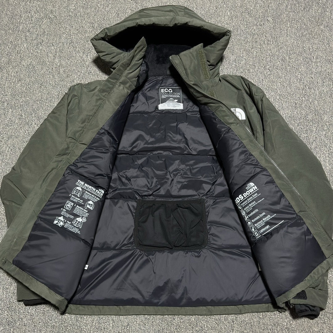 图片[5]-福利特价🔥 S版 TNF 北面 户外登山 工装款羽绒服 巅峰之作 韩国出口同批次订单 高端零售 平台专供品质 高端于任何一款北面羽绒服 工艺十分复杂 并非单纯一件羽绒服那么简单 内里填充80绒 采用经联盟RDS认证的高品质鹅绒填充 轻便不厚重且压缩后的蓬松度恢复性好（ R·D·S不含任何不必要的动物伤害生产工序，从550蓬到950蓬不等，压缩性和温度重量也是衡量高品质，高填充度鹅线要指标）进口百灵达万针刺绣LOGO 字体饱满清晰 面料采用原厂高密度户外防水材质，防风耐磨防撕裂面料 里布均为380T最高标准，绝不跑绒，透气性极佳 原版辅料五金全部原厂定做100%还原复刻品质！多功能口袋 储物空间很足 内里两侧印领口加绒紧贴头颈舒适保暖 辅料五金全部原厂定做 100%还原复刻品质，YKK吉田ISO9000品质顶级ZP拉链 宽松版型，上身休闲舒适，为冬季户外提供保暖呵护，保暖性出色，穿着轻便不厚重。防潮不易变形 ，容易清洁打理等特点，工艺成本极高 尺码：XS S M L XL XXL-选品中心