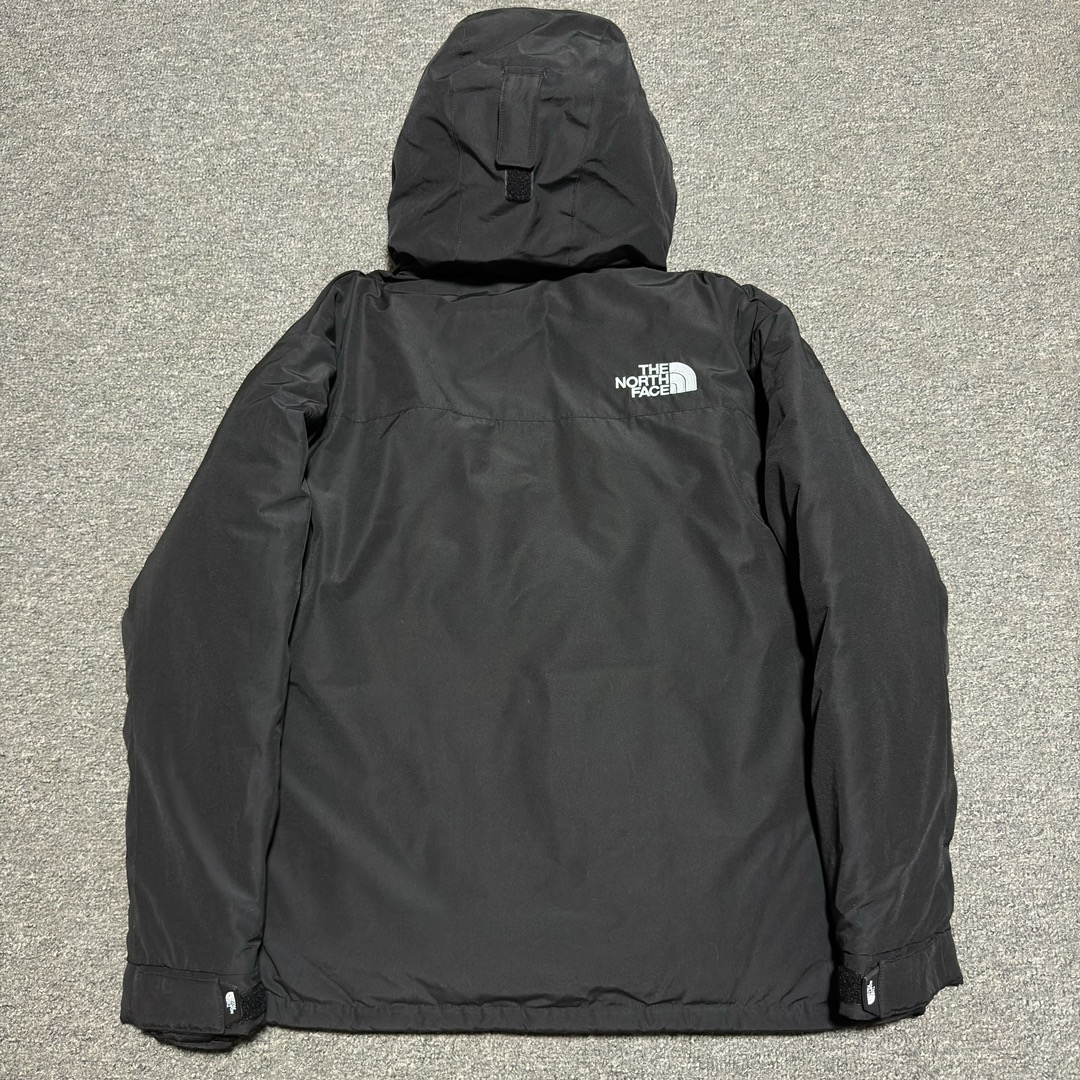 图片[3]-福利特价🔥 S版 TNF 北面 户外登山 工装款羽绒服 巅峰之作 韩国出口同批次订单 高端零售 平台专供品质 高端于任何一款北面羽绒服 工艺十分复杂 并非单纯一件羽绒服那么简单 内里填充80绒 采用经联盟RDS认证的高品质鹅绒填充 轻便不厚重且压缩后的蓬松度恢复性好（ R·D·S不含任何不必要的动物伤害生产工序，从550蓬到950蓬不等，压缩性和温度重量也是衡量高品质，高填充度鹅线要指标）进口百灵达万针刺绣LOGO 字体饱满清晰 面料采用原厂高密度户外防水材质，防风耐磨防撕裂面料 里布均为380T最高标准，绝不跑绒，透气性极佳 原版辅料五金全部原厂定做100%还原复刻品质！多功能口袋 储物空间很足 内里两侧印领口加绒紧贴头颈舒适保暖 辅料五金全部原厂定做 100%还原复刻品质，YKK吉田ISO9000品质顶级ZP拉链 宽松版型，上身休闲舒适，为冬季户外提供保暖呵护，保暖性出色，穿着轻便不厚重。防潮不易变形 ，容易清洁打理等特点，工艺成本极高 尺码：XS S M L XL XXL-选品中心