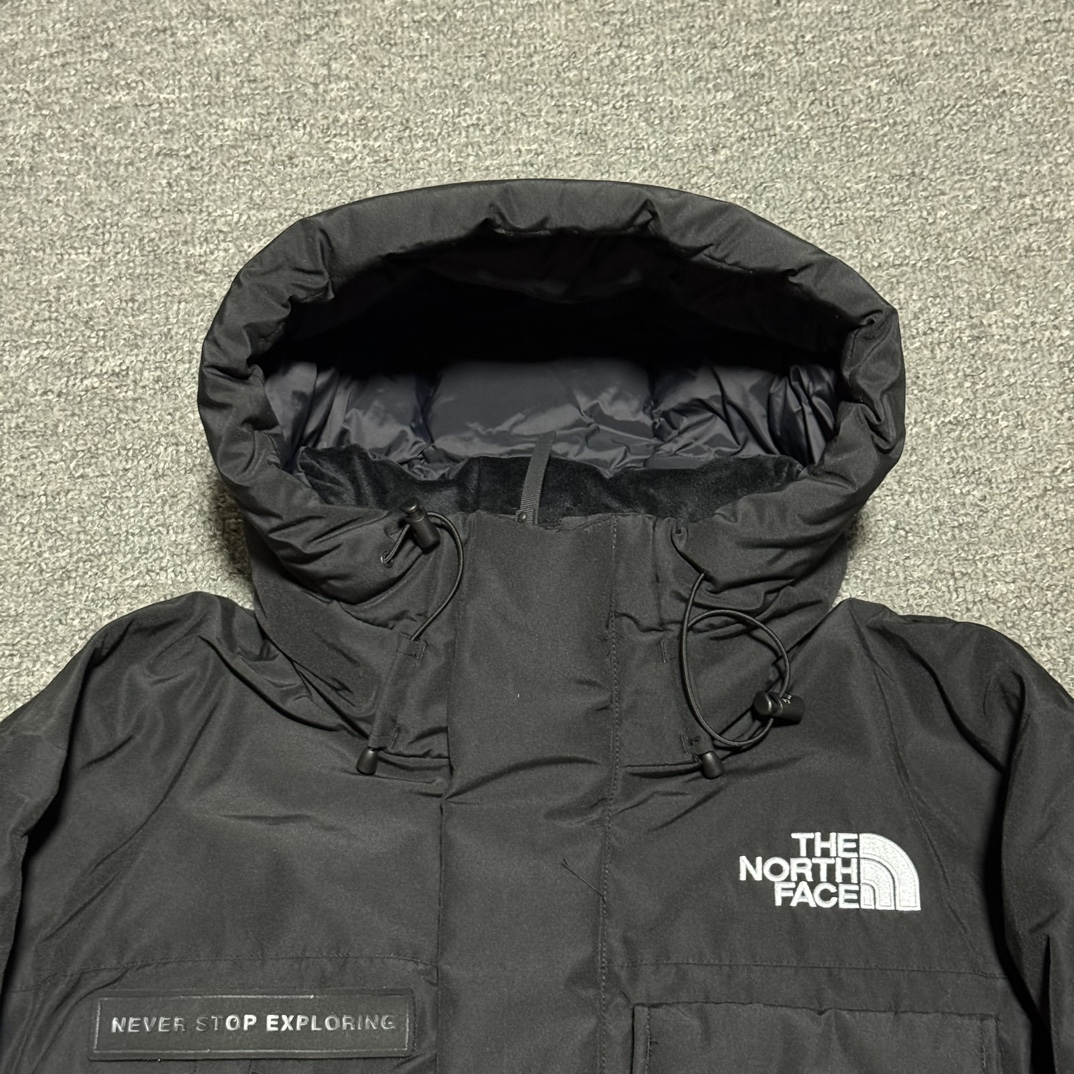 图片[2]-福利特价🔥 S版 TNF 北面 户外登山 工装款羽绒服 巅峰之作 韩国出口同批次订单 高端零售 平台专供品质 高端于任何一款北面羽绒服 工艺十分复杂 并非单纯一件羽绒服那么简单 内里填充80绒 采用经联盟RDS认证的高品质鹅绒填充 轻便不厚重且压缩后的蓬松度恢复性好（ R·D·S不含任何不必要的动物伤害生产工序，从550蓬到950蓬不等，压缩性和温度重量也是衡量高品质，高填充度鹅线要指标）进口百灵达万针刺绣LOGO 字体饱满清晰 面料采用原厂高密度户外防水材质，防风耐磨防撕裂面料 里布均为380T最高标准，绝不跑绒，透气性极佳 原版辅料五金全部原厂定做100%还原复刻品质！多功能口袋 储物空间很足 内里两侧印领口加绒紧贴头颈舒适保暖 辅料五金全部原厂定做 100%还原复刻品质，YKK吉田ISO9000品质顶级ZP拉链 宽松版型，上身休闲舒适，为冬季户外提供保暖呵护，保暖性出色，穿着轻便不厚重。防潮不易变形 ，容易清洁打理等特点，工艺成本极高 尺码：XS S M L XL XXL-选品中心