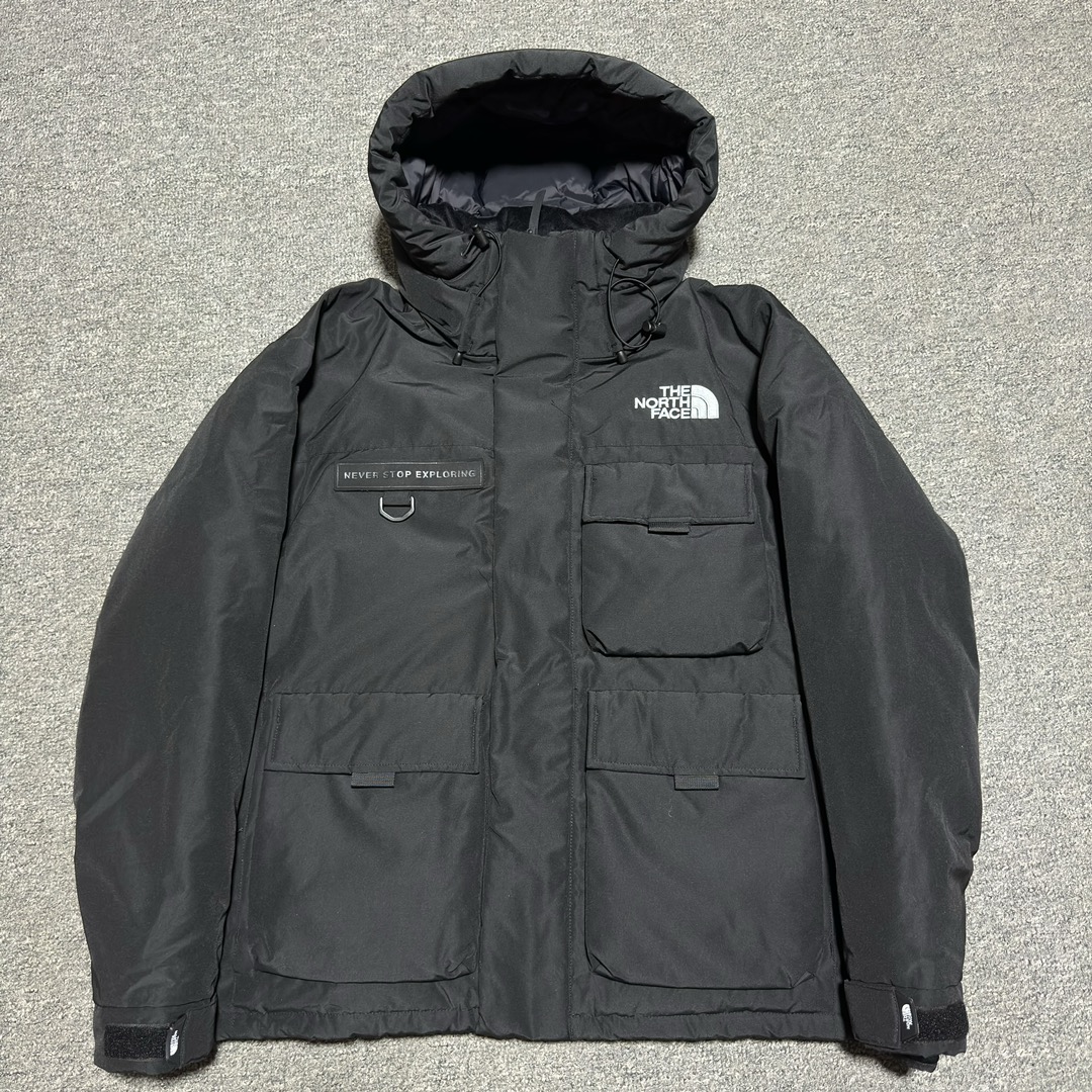 福利特价🔥 S版 TNF 北面 户外登山 工装款羽绒服 巅峰之作 韩国出口同批次订单 高端零售 平台专供品质 高端于任何一款北面羽绒服 工艺十分复杂 并非单纯一件羽绒服那么简单 内里填充80绒 采用经联盟RDS认证的高品质鹅绒填充 轻便不厚重且压缩后的蓬松度恢复性好（ R·D·S不含任何不必要的动物伤害生产工序，从550蓬到950蓬不等，压缩性和温度重量也是衡量高品质，高填充度鹅线要指标）进口百灵达万针刺绣LOGO 字体饱满清晰 面料采用原厂高密度户外防水材质，防风耐磨防撕裂面料 里布均为380T最高标准，绝不跑绒，透气性极佳 原版辅料五金全部原厂定做100%还原复刻品质！多功能口袋 储物空间很足 内里两侧印领口加绒紧贴头颈舒适保暖 辅料五金全部原厂定做 100%还原复刻品质，YKK吉田ISO9000品质顶级ZP拉链 宽松版型，上身休闲舒适，为冬季户外提供保暖呵护，保暖性出色，穿着轻便不厚重。防潮不易变形 ，容易清洁打理等特点，工艺成本极高 尺码：XS S M L XL XXL-选品中心