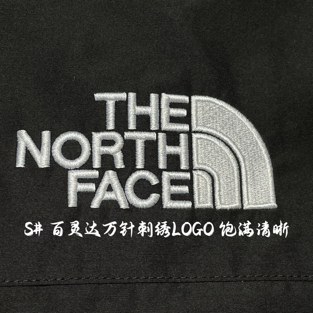 图片[4]-福利特价🔥 S版 TNF 北面 户外登山 工装款羽绒服 巅峰之作 韩国出口同批次订单 高端零售 平台专供品质 高端于任何一款北面羽绒服 工艺十分复杂 并非单纯一件羽绒服那么简单 内里填充80绒 采用经联盟RDS认证的高品质鹅绒填充 轻便不厚重且压缩后的蓬松度恢复性好（ R·D·S不含任何不必要的动物伤害生产工序，从550蓬到950蓬不等，压缩性和温度重量也是衡量高品质，高填充度鹅线要指标）进口百灵达万针刺绣LOGO 字体饱满清晰 面料采用原厂高密度户外防水材质，防风耐磨防撕裂面料 里布均为380T最高标准，绝不跑绒，透气性极佳 原版辅料五金全部原厂定做100%还原复刻品质！多功能口袋 储物空间很足 内里两侧印领口加绒紧贴头颈舒适保暖 辅料五金全部原厂定做 100%还原复刻品质，YKK吉田ISO9000品质顶级ZP拉链 宽松版型，上身休闲舒适，为冬季户外提供保暖呵护，保暖性出色，穿着轻便不厚重。防潮不易变形 ，容易清洁打理等特点，工艺成本极高 尺码：XS S M L XL XXL-选品中心