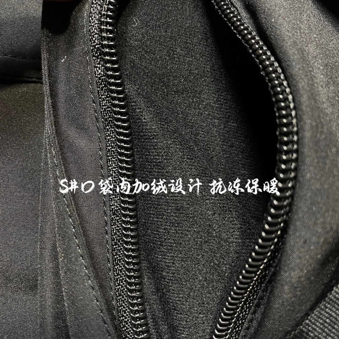 图片[6]-福利特价🔥 S版 TNF 北面 户外登山 工装款羽绒服 巅峰之作 韩国出口同批次订单 高端零售 平台专供品质 高端于任何一款北面羽绒服 工艺十分复杂 并非单纯一件羽绒服那么简单 内里填充80绒 采用经联盟RDS认证的高品质鹅绒填充 轻便不厚重且压缩后的蓬松度恢复性好（ R·D·S不含任何不必要的动物伤害生产工序，从550蓬到950蓬不等，压缩性和温度重量也是衡量高品质，高填充度鹅线要指标）进口百灵达万针刺绣LOGO 字体饱满清晰 面料采用原厂高密度户外防水材质，防风耐磨防撕裂面料 里布均为380T最高标准，绝不跑绒，透气性极佳 原版辅料五金全部原厂定做100%还原复刻品质！多功能口袋 储物空间很足 内里两侧印领口加绒紧贴头颈舒适保暖 辅料五金全部原厂定做 100%还原复刻品质，YKK吉田ISO9000品质顶级ZP拉链 宽松版型，上身休闲舒适，为冬季户外提供保暖呵护，保暖性出色，穿着轻便不厚重。防潮不易变形 ，容易清洁打理等特点，工艺成本极高 尺码：XS S M L XL XXL-选品中心