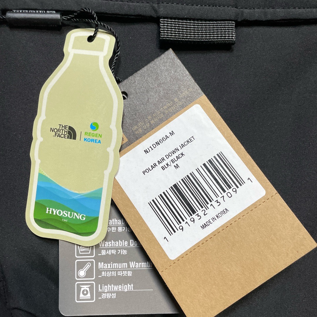 图片[8]-福利特价🔥 S版 TNF 北面 户外登山 工装款羽绒服 巅峰之作 韩国出口同批次订单 高端零售 平台专供品质 高端于任何一款北面羽绒服 工艺十分复杂 并非单纯一件羽绒服那么简单 内里填充80绒 采用经联盟RDS认证的高品质鹅绒填充 轻便不厚重且压缩后的蓬松度恢复性好（ R·D·S不含任何不必要的动物伤害生产工序，从550蓬到950蓬不等，压缩性和温度重量也是衡量高品质，高填充度鹅线要指标）进口百灵达万针刺绣LOGO 字体饱满清晰 面料采用原厂高密度户外防水材质，防风耐磨防撕裂面料 里布均为380T最高标准，绝不跑绒，透气性极佳 原版辅料五金全部原厂定做100%还原复刻品质！多功能口袋 储物空间很足 内里两侧印领口加绒紧贴头颈舒适保暖 辅料五金全部原厂定做 100%还原复刻品质，YKK吉田ISO9000品质顶级ZP拉链 宽松版型，上身休闲舒适，为冬季户外提供保暖呵护，保暖性出色，穿着轻便不厚重。防潮不易变形 ，容易清洁打理等特点，工艺成本极高 尺码：XS S M L XL XXL-选品中心