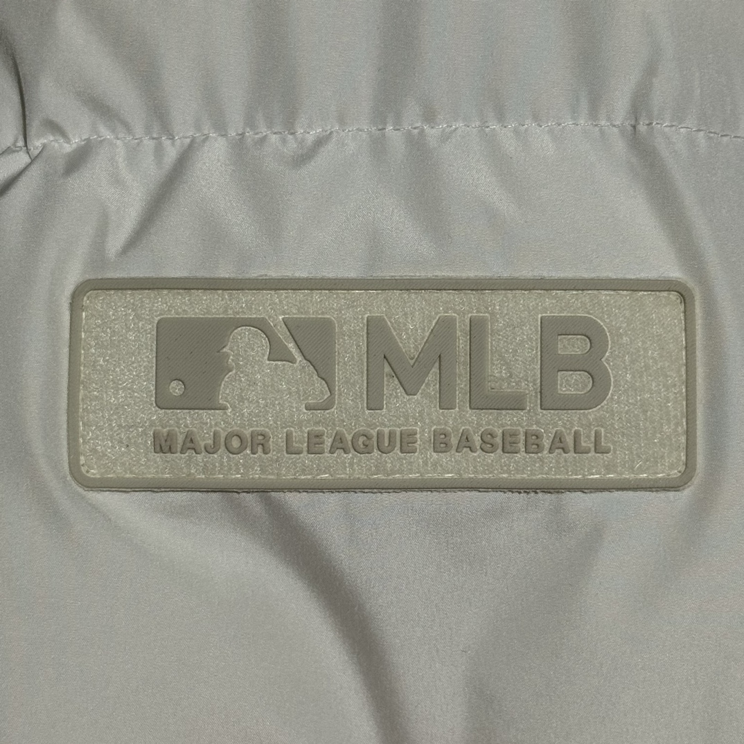 图片[7]-福利特价🔥 S版 MLB 纽约洋基队 小标LOGO 长款羽绒服 原版开发 高端零售专供品质 100%放心出街 尺码：S M L XL XXL 采用了800蓬的鹅绒填充，回弹性好，两层内衬，不跑绒，不透绒，提供了很高的保暖效果 面料：采用日本东丽面料，具备抗污，抗皱，防水和防风的特性，非常耐磨，透气性和舒适性出色 刺绣：直线挺直，曲线圆顺，针迹绵密整齐，边缘无参差现象，绣面平服，丝缕不歪斜，针距一致，不露底，不重叠，绣面光洁，无墨迹等污渍，采用先进的进口绣花机器确保绣花质量 原版定制防伪三标辅料-选品中心