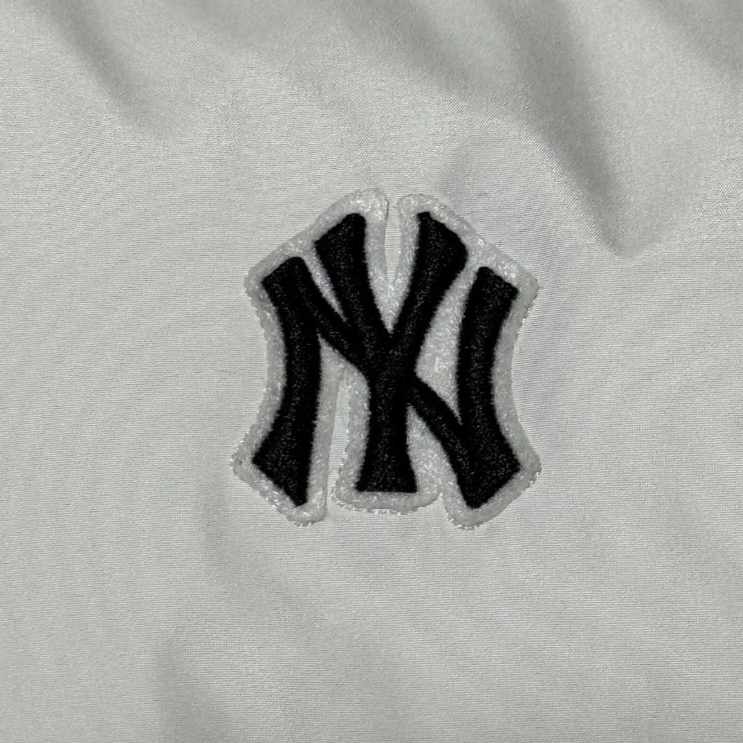 图片[4]-福利特价🔥 S版 MLB 纽约洋基队 小标LOGO 长款羽绒服 原版开发 高端零售专供品质 100%放心出街 尺码：S M L XL XXL 采用了800蓬的鹅绒填充，回弹性好，两层内衬，不跑绒，不透绒，提供了很高的保暖效果 面料：采用日本东丽面料，具备抗污，抗皱，防水和防风的特性，非常耐磨，透气性和舒适性出色 刺绣：直线挺直，曲线圆顺，针迹绵密整齐，边缘无参差现象，绣面平服，丝缕不歪斜，针距一致，不露底，不重叠，绣面光洁，无墨迹等污渍，采用先进的进口绣花机器确保绣花质量 原版定制防伪三标辅料-选品中心
