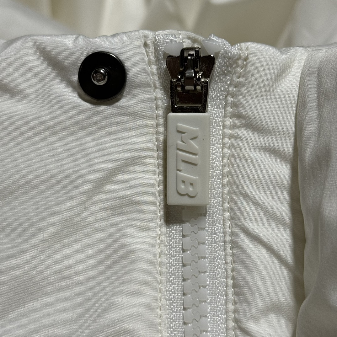 图片[9]-福利特价🔥 S版 MLB 纽约洋基队 小标LOGO 长款羽绒服 原版开发 高端零售专供品质 100%放心出街 尺码：S M L XL XXL 采用了800蓬的鹅绒填充，回弹性好，两层内衬，不跑绒，不透绒，提供了很高的保暖效果 面料：采用日本东丽面料，具备抗污，抗皱，防水和防风的特性，非常耐磨，透气性和舒适性出色 刺绣：直线挺直，曲线圆顺，针迹绵密整齐，边缘无参差现象，绣面平服，丝缕不歪斜，针距一致，不露底，不重叠，绣面光洁，无墨迹等污渍，采用先进的进口绣花机器确保绣花质量 原版定制防伪三标辅料-选品中心