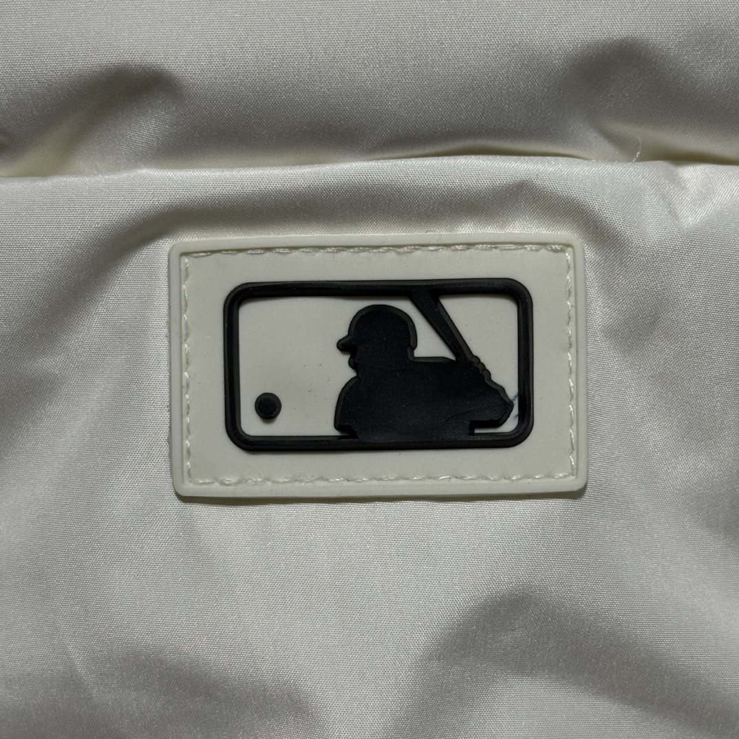 图片[6]-福利特价🔥 S版 MLB 纽约洋基队 小标LOGO 长款羽绒服 原版开发 高端零售专供品质 100%放心出街 尺码：S M L XL XXL 采用了800蓬的鹅绒填充，回弹性好，两层内衬，不跑绒，不透绒，提供了很高的保暖效果 面料：采用日本东丽面料，具备抗污，抗皱，防水和防风的特性，非常耐磨，透气性和舒适性出色 刺绣：直线挺直，曲线圆顺，针迹绵密整齐，边缘无参差现象，绣面平服，丝缕不歪斜，针距一致，不露底，不重叠，绣面光洁，无墨迹等污渍，采用先进的进口绣花机器确保绣花质量 原版定制防伪三标辅料-选品中心