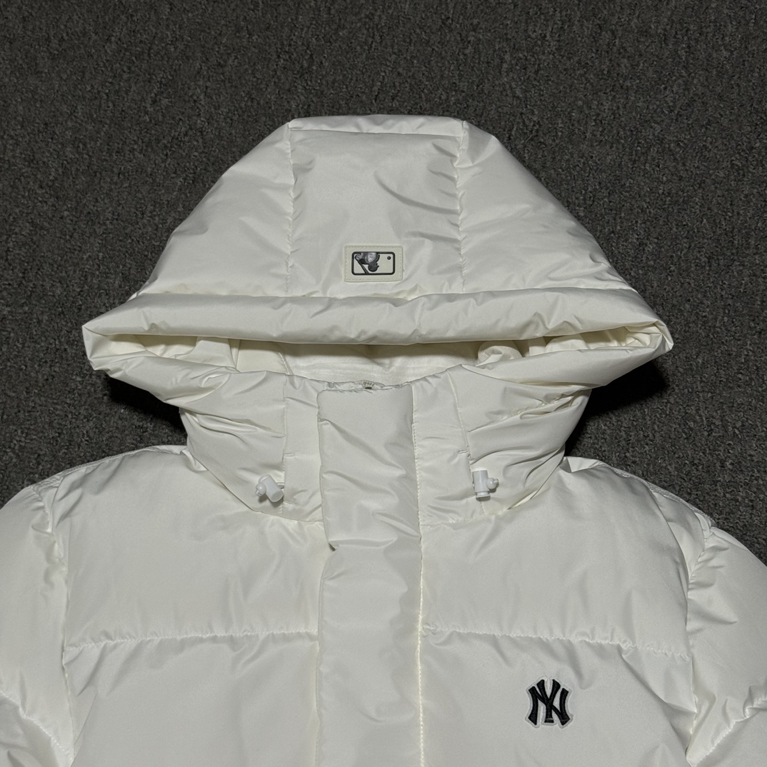 图片[2]-福利特价🔥 S版 MLB 纽约洋基队 小标LOGO 长款羽绒服 原版开发 高端零售专供品质 100%放心出街 尺码：S M L XL XXL 采用了800蓬的鹅绒填充，回弹性好，两层内衬，不跑绒，不透绒，提供了很高的保暖效果 面料：采用日本东丽面料，具备抗污，抗皱，防水和防风的特性，非常耐磨，透气性和舒适性出色 刺绣：直线挺直，曲线圆顺，针迹绵密整齐，边缘无参差现象，绣面平服，丝缕不歪斜，针距一致，不露底，不重叠，绣面光洁，无墨迹等污渍，采用先进的进口绣花机器确保绣花质量 原版定制防伪三标辅料-选品中心