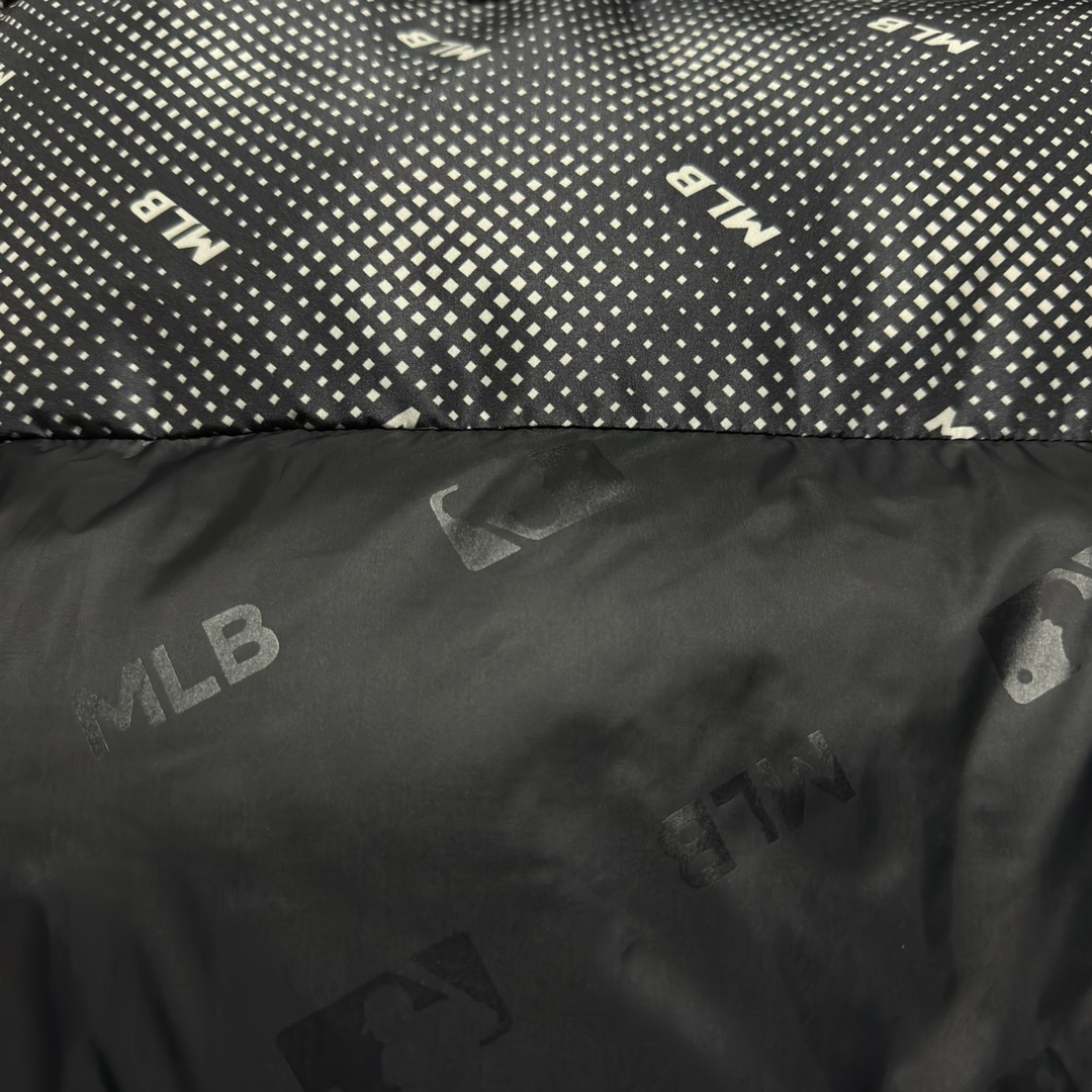 图片[8]-福利特价🔥 S版 MLB 纽约洋基队 小标LOGO 长款羽绒服 原版开发 高端零售专供品质 100%放心出街 尺码：S M L XL XXL 采用了800蓬的鹅绒填充，回弹性好，两层内衬，不跑绒，不透绒，提供了很高的保暖效果 面料：采用日本东丽面料，具备抗污，抗皱，防水和防风的特性，非常耐磨，透气性和舒适性出色 刺绣：直线挺直，曲线圆顺，针迹绵密整齐，边缘无参差现象，绣面平服，丝缕不歪斜，针距一致，不露底，不重叠，绣面光洁，无墨迹等污渍，采用先进的进口绣花机器确保绣花质量 原版定制防伪三标辅料-选品中心