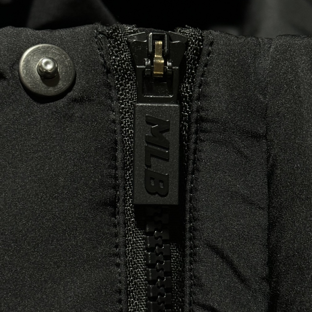 图片[5]-福利特价🔥 S版 MLB 纽约洋基队 小标LOGO 长款羽绒服 原版开发 高端零售专供品质 100%放心出街 尺码：S M L XL XXL 采用了800蓬的鹅绒填充，回弹性好，两层内衬，不跑绒，不透绒，提供了很高的保暖效果 面料：采用日本东丽面料，具备抗污，抗皱，防水和防风的特性，非常耐磨，透气性和舒适性出色 刺绣：直线挺直，曲线圆顺，针迹绵密整齐，边缘无参差现象，绣面平服，丝缕不歪斜，针距一致，不露底，不重叠，绣面光洁，无墨迹等污渍，采用先进的进口绣花机器确保绣花质量 原版定制防伪三标辅料-选品中心