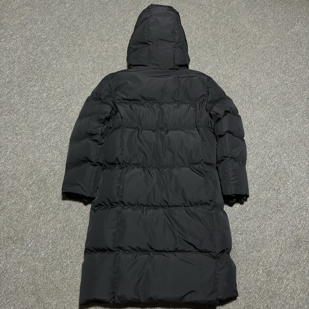 图片[3]-福利特价🔥 S版 MLB 纽约洋基队 小标LOGO 长款羽绒服 原版开发 高端零售专供品质 100%放心出街 尺码：S M L XL XXL 采用了800蓬的鹅绒填充，回弹性好，两层内衬，不跑绒，不透绒，提供了很高的保暖效果 面料：采用日本东丽面料，具备抗污，抗皱，防水和防风的特性，非常耐磨，透气性和舒适性出色 刺绣：直线挺直，曲线圆顺，针迹绵密整齐，边缘无参差现象，绣面平服，丝缕不歪斜，针距一致，不露底，不重叠，绣面光洁，无墨迹等污渍，采用先进的进口绣花机器确保绣花质量 原版定制防伪三标辅料-选品中心