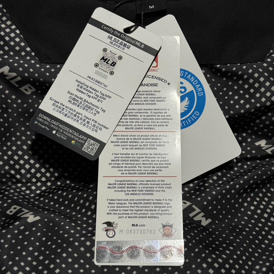 图片[7]-福利特价🔥 S版 MLB 纽约洋基队 小标LOGO 长款羽绒服 原版开发 高端零售专供品质 100%放心出街 尺码：S M L XL XXL 采用了800蓬的鹅绒填充，回弹性好，两层内衬，不跑绒，不透绒，提供了很高的保暖效果 面料：采用日本东丽面料，具备抗污，抗皱，防水和防风的特性，非常耐磨，透气性和舒适性出色 刺绣：直线挺直，曲线圆顺，针迹绵密整齐，边缘无参差现象，绣面平服，丝缕不歪斜，针距一致，不露底，不重叠，绣面光洁，无墨迹等污渍，采用先进的进口绣花机器确保绣花质量 原版定制防伪三标辅料-选品中心