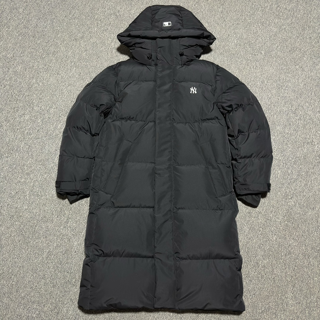 福利特价🔥 S版 MLB 纽约洋基队 小标LOGO 长款羽绒服 原版开发 高端零售专供品质 100%放心出街 尺码：S M L XL XXL 采用了800蓬的鹅绒填充，回弹性好，两层内衬，不跑绒，不透绒，提供了很高的保暖效果 面料：采用日本东丽面料，具备抗污，抗皱，防水和防风的特性，非常耐磨，透气性和舒适性出色 刺绣：直线挺直，曲线圆顺，针迹绵密整齐，边缘无参差现象，绣面平服，丝缕不歪斜，针距一致，不露底，不重叠，绣面光洁，无墨迹等污渍，采用先进的进口绣花机器确保绣花质量 原版定制防伪三标辅料-选品中心