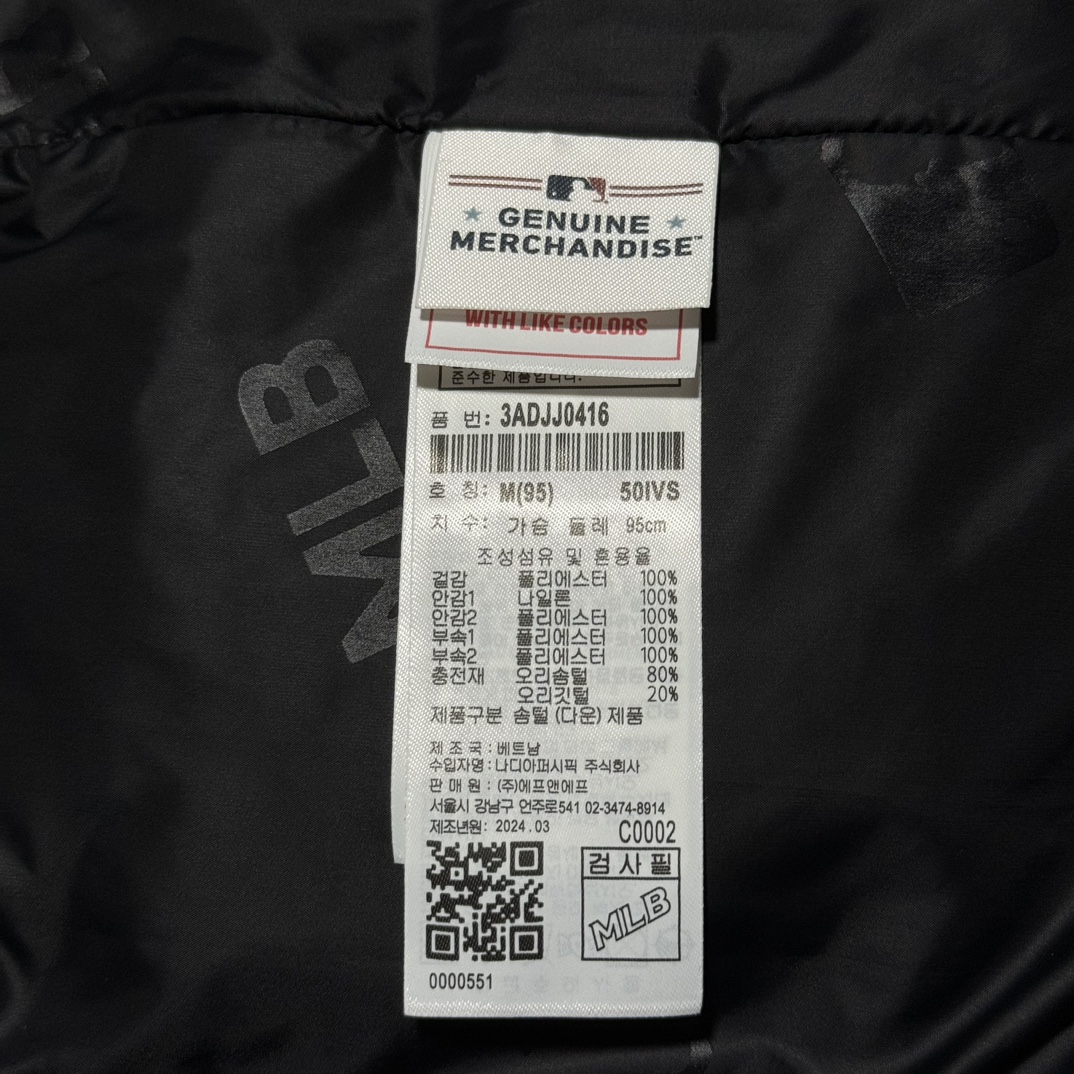 图片[9]-福利特价🔥 S版 MLB 纽约洋基队 小标LOGO 长款羽绒服 原版开发 高端零售专供品质 100%放心出街 尺码：S M L XL XXL 采用了800蓬的鹅绒填充，回弹性好，两层内衬，不跑绒，不透绒，提供了很高的保暖效果 面料：采用日本东丽面料，具备抗污，抗皱，防水和防风的特性，非常耐磨，透气性和舒适性出色 刺绣：直线挺直，曲线圆顺，针迹绵密整齐，边缘无参差现象，绣面平服，丝缕不歪斜，针距一致，不露底，不重叠，绣面光洁，无墨迹等污渍，采用先进的进口绣花机器确保绣花质量 原版定制防伪三标辅料-选品中心