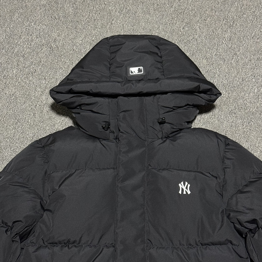 图片[2]-福利特价🔥 S版 MLB 纽约洋基队 小标LOGO 长款羽绒服 原版开发 高端零售专供品质 100%放心出街 尺码：S M L XL XXL 采用了800蓬的鹅绒填充，回弹性好，两层内衬，不跑绒，不透绒，提供了很高的保暖效果 面料：采用日本东丽面料，具备抗污，抗皱，防水和防风的特性，非常耐磨，透气性和舒适性出色 刺绣：直线挺直，曲线圆顺，针迹绵密整齐，边缘无参差现象，绣面平服，丝缕不歪斜，针距一致，不露底，不重叠，绣面光洁，无墨迹等污渍，采用先进的进口绣花机器确保绣花质量 原版定制防伪三标辅料-选品中心