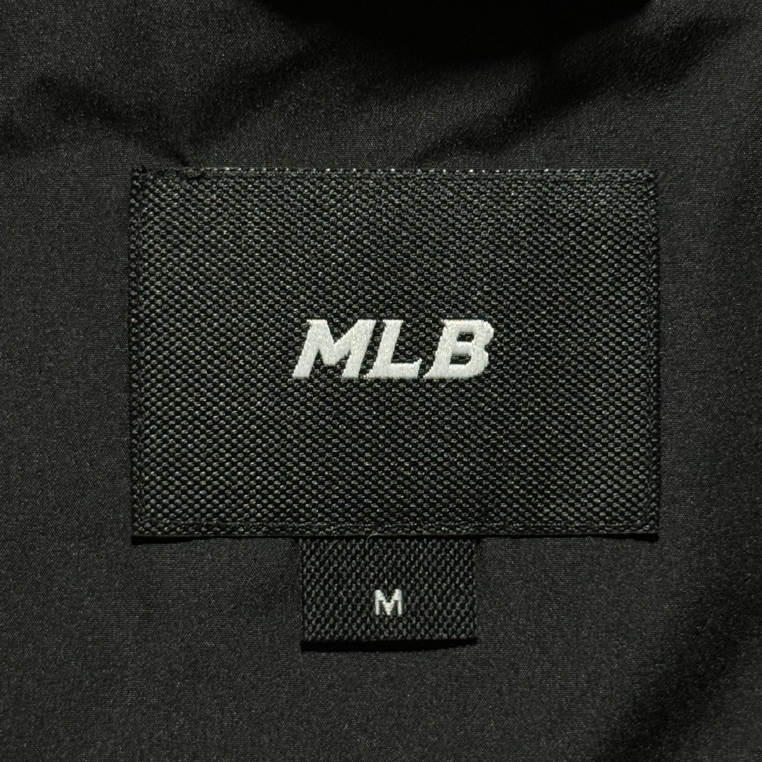 图片[6]-福利特价🔥 S版 MLB 纽约洋基队 小标LOGO 长款羽绒服 原版开发 高端零售专供品质 100%放心出街 尺码：S M L XL XXL 采用了800蓬的鹅绒填充，回弹性好，两层内衬，不跑绒，不透绒，提供了很高的保暖效果 面料：采用日本东丽面料，具备抗污，抗皱，防水和防风的特性，非常耐磨，透气性和舒适性出色 刺绣：直线挺直，曲线圆顺，针迹绵密整齐，边缘无参差现象，绣面平服，丝缕不歪斜，针距一致，不露底，不重叠，绣面光洁，无墨迹等污渍，采用先进的进口绣花机器确保绣花质量 原版定制防伪三标辅料-选品中心