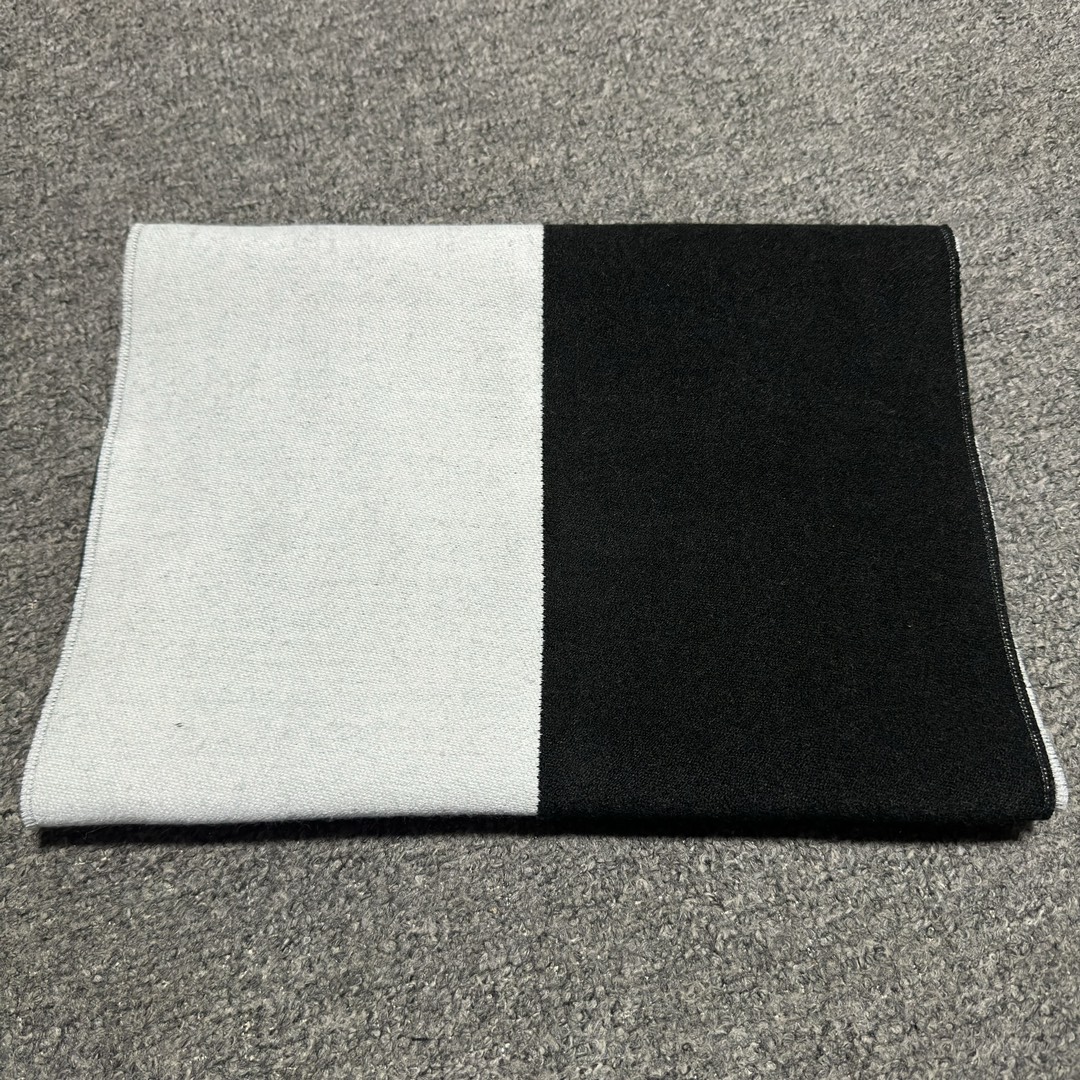 图片[2]-S# Chanel 香奈儿 双C羊绒流苏围巾 高端零售专供 原版开发 品质保证 100％放心出街 面积大可作披风佩戴 香奈儿黑白围巾 材质：90%羊毛10%羊绒 AB可以双面佩戴 搭配无敌手面料是抗风的羊绒混纺 又暖又高级加分 围巾多多益善 戴一个冬天都超值到没朋友 柔软中带着光滑手感质地非常轻薄 和平时的围巾不一样 双面异色提花 两面完全相反的颜色及图案 设计真的非常走心，超大品牌LOGO与双C拼色点缀整条围巾 高级美美丽奴初剪羊毛，作为羊毛界的天花板，半点不扎，温柔有质感 百搭不挑人！注意 ⚠清洗建议：由于羊毛的材质特性，尽量干洗，尽量干洗，暴力机洗会出现缩水情况 ！如果觉得干洗，一次太贵，有耐心的朋友也可以手洗，一定要冷水，且不能手搓！清洗后第一时间压干（不会滴水的程度）不能拧干！不能拧干！-选品中心