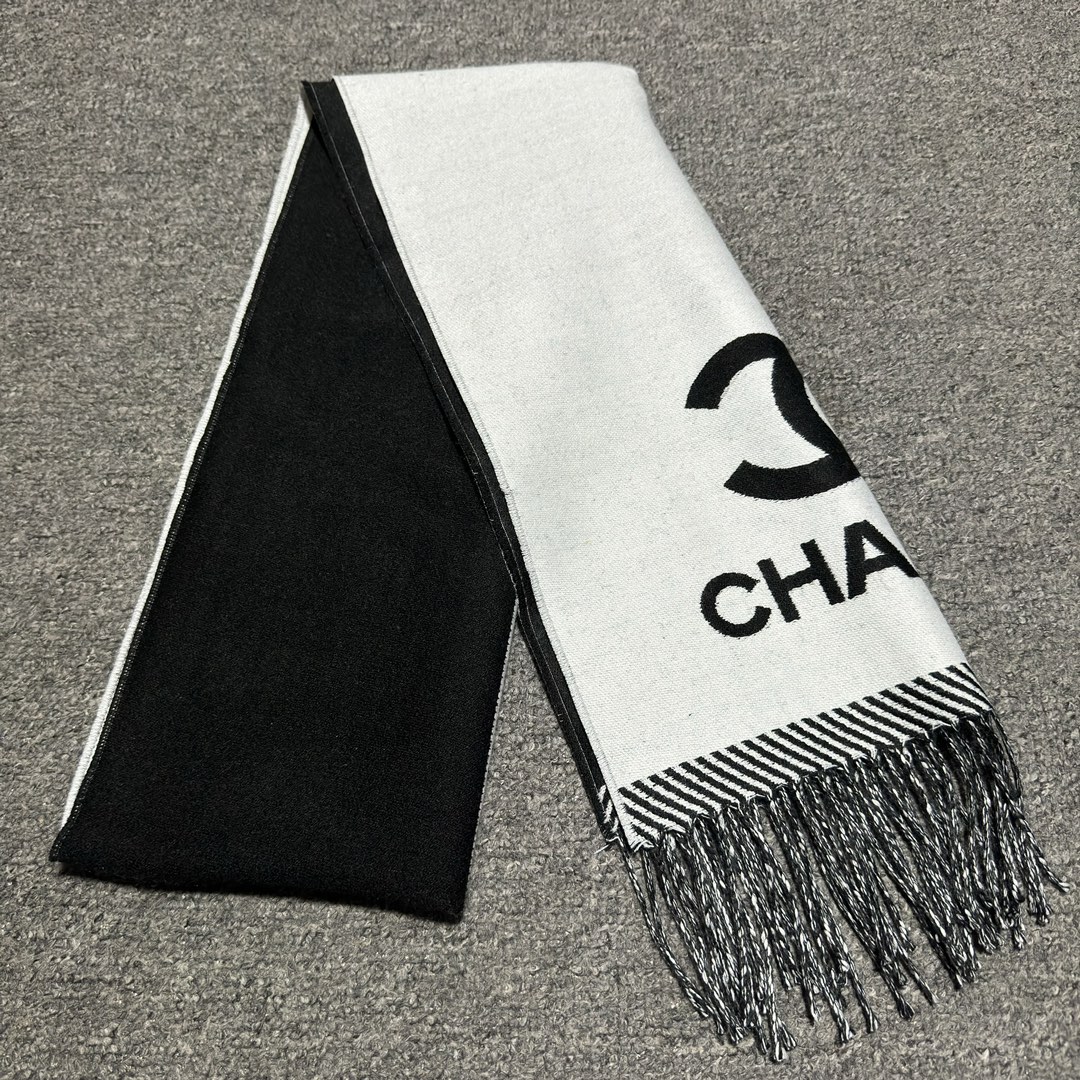 图片[6]-S# Chanel 香奈儿 双C羊绒流苏围巾 高端零售专供 原版开发 品质保证 100％放心出街 面积大可作披风佩戴 香奈儿黑白围巾 材质：90%羊毛10%羊绒 AB可以双面佩戴 搭配无敌手面料是抗风的羊绒混纺 又暖又高级加分 围巾多多益善 戴一个冬天都超值到没朋友 柔软中带着光滑手感质地非常轻薄 和平时的围巾不一样 双面异色提花 两面完全相反的颜色及图案 设计真的非常走心，超大品牌LOGO与双C拼色点缀整条围巾 高级美美丽奴初剪羊毛，作为羊毛界的天花板，半点不扎，温柔有质感 百搭不挑人！注意 ⚠清洗建议：由于羊毛的材质特性，尽量干洗，尽量干洗，暴力机洗会出现缩水情况 ！如果觉得干洗，一次太贵，有耐心的朋友也可以手洗，一定要冷水，且不能手搓！清洗后第一时间压干（不会滴水的程度）不能拧干！不能拧干！-选品中心