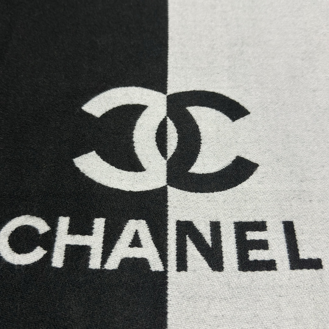 图片[5]-S# Chanel 香奈儿 双C羊绒流苏围巾 高端零售专供 原版开发 品质保证 100％放心出街 面积大可作披风佩戴 香奈儿黑白围巾 材质：90%羊毛10%羊绒 AB可以双面佩戴 搭配无敌手面料是抗风的羊绒混纺 又暖又高级加分 围巾多多益善 戴一个冬天都超值到没朋友 柔软中带着光滑手感质地非常轻薄 和平时的围巾不一样 双面异色提花 两面完全相反的颜色及图案 设计真的非常走心，超大品牌LOGO与双C拼色点缀整条围巾 高级美美丽奴初剪羊毛，作为羊毛界的天花板，半点不扎，温柔有质感 百搭不挑人！注意 ⚠清洗建议：由于羊毛的材质特性，尽量干洗，尽量干洗，暴力机洗会出现缩水情况 ！如果觉得干洗，一次太贵，有耐心的朋友也可以手洗，一定要冷水，且不能手搓！清洗后第一时间压干（不会滴水的程度）不能拧干！不能拧干！-选品中心