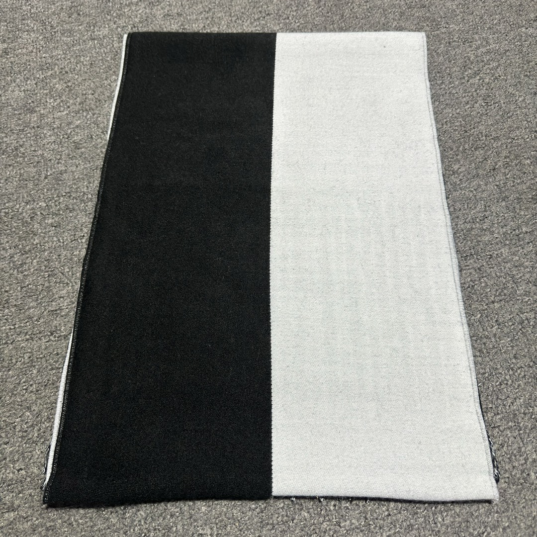 图片[3]-S# Chanel 香奈儿 双C羊绒流苏围巾 高端零售专供 原版开发 品质保证 100％放心出街 面积大可作披风佩戴 香奈儿黑白围巾 材质：90%羊毛10%羊绒 AB可以双面佩戴 搭配无敌手面料是抗风的羊绒混纺 又暖又高级加分 围巾多多益善 戴一个冬天都超值到没朋友 柔软中带着光滑手感质地非常轻薄 和平时的围巾不一样 双面异色提花 两面完全相反的颜色及图案 设计真的非常走心，超大品牌LOGO与双C拼色点缀整条围巾 高级美美丽奴初剪羊毛，作为羊毛界的天花板，半点不扎，温柔有质感 百搭不挑人！注意 ⚠清洗建议：由于羊毛的材质特性，尽量干洗，尽量干洗，暴力机洗会出现缩水情况 ！如果觉得干洗，一次太贵，有耐心的朋友也可以手洗，一定要冷水，且不能手搓！清洗后第一时间压干（不会滴水的程度）不能拧干！不能拧干！-选品中心