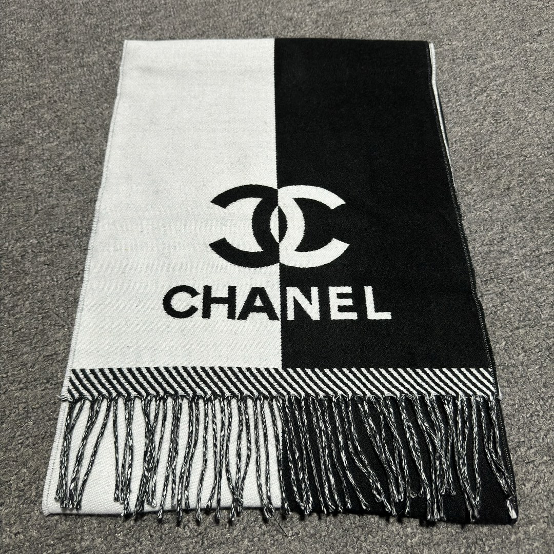 S# Chanel 香奈儿 双C羊绒流苏围巾 高端零售专供 原版开发 品质保证 100％放心出街 面积大可作披风佩戴 香奈儿黑白围巾 材质：90%羊毛10%羊绒 AB可以双面佩戴 搭配无敌手面料是抗风的羊绒混纺 又暖又高级加分 围巾多多益善 戴一个冬天都超值到没朋友 柔软中带着光滑手感质地非常轻薄 和平时的围巾不一样 双面异色提花 两面完全相反的颜色及图案 设计真的非常走心，超大品牌LOGO与双C拼色点缀整条围巾 高级美美丽奴初剪羊毛，作为羊毛界的天花板，半点不扎，温柔有质感 百搭不挑人！注意 ⚠清洗建议：由于羊毛的材质特性，尽量干洗，尽量干洗，暴力机洗会出现缩水情况 ！如果觉得干洗，一次太贵，有耐心的朋友也可以手洗，一定要冷水，且不能手搓！清洗后第一时间压干（不会滴水的程度）不能拧干！不能拧干！-选品中心